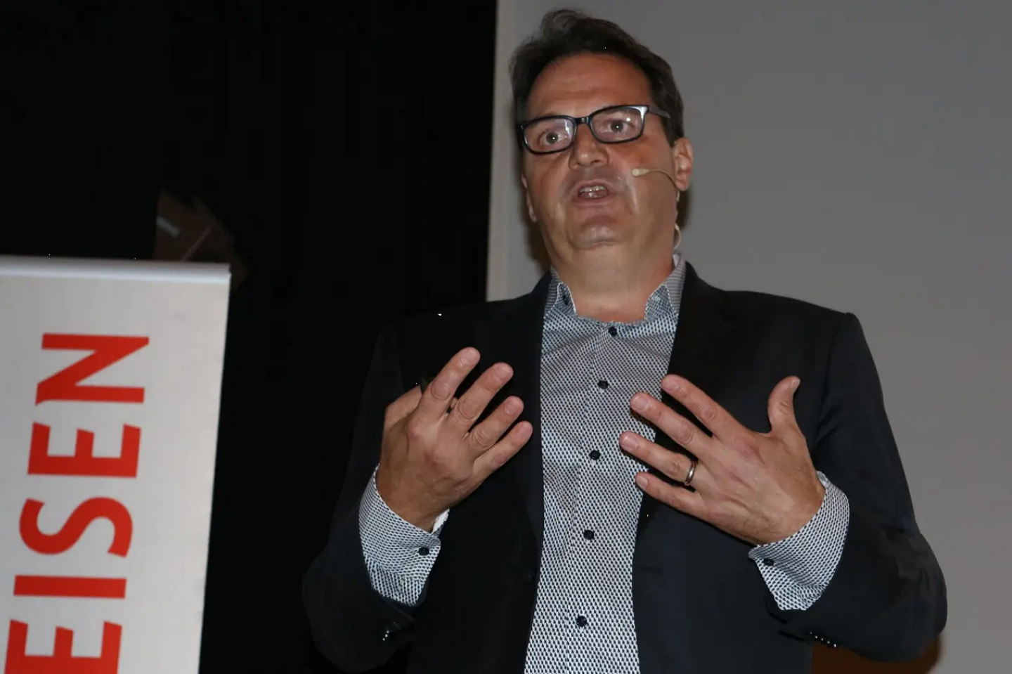 Das Referat von Jens Korte am Mittwoch im Wattwiler Thurparksaal stiess auf grosses Interesse. Bild: Christof Lampart