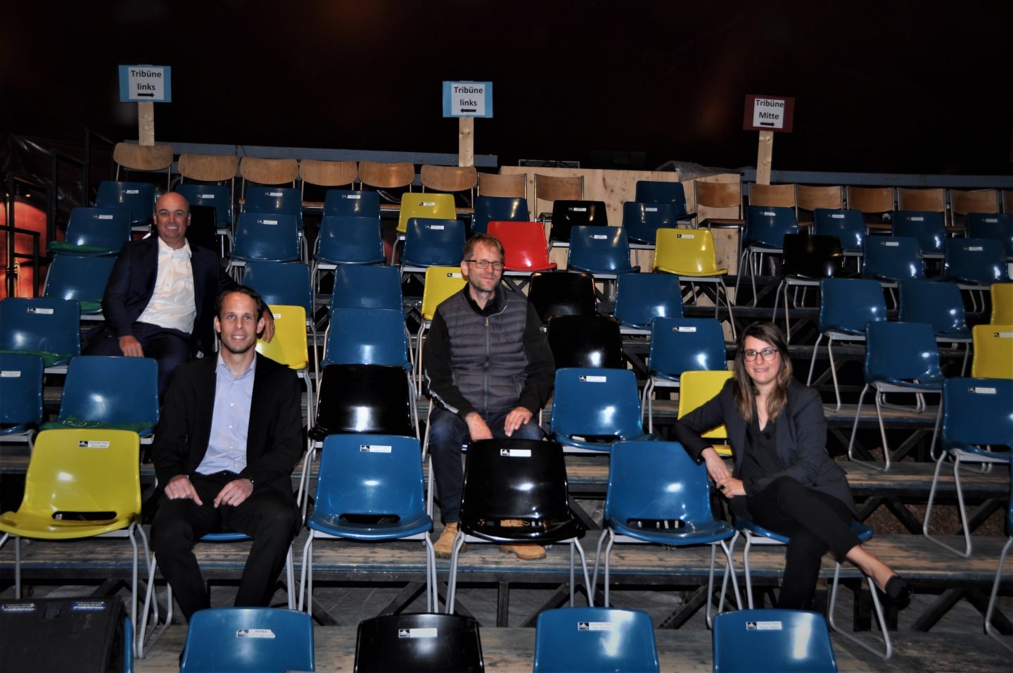 von links: Urban Koller (Vorsitzender der Bankleitung Raiffeisenbank Mittleres Toggenburg), Thomas Bleiker (Vorsitzender der Bankleitung Raiffeisenbank Obertoggenburg), Martin Sailer (Betreiber Kleintheater Zeltainer) und Petra Fux (Verantwortliche Marketing Raiffeisenbank Obertoggenburg)