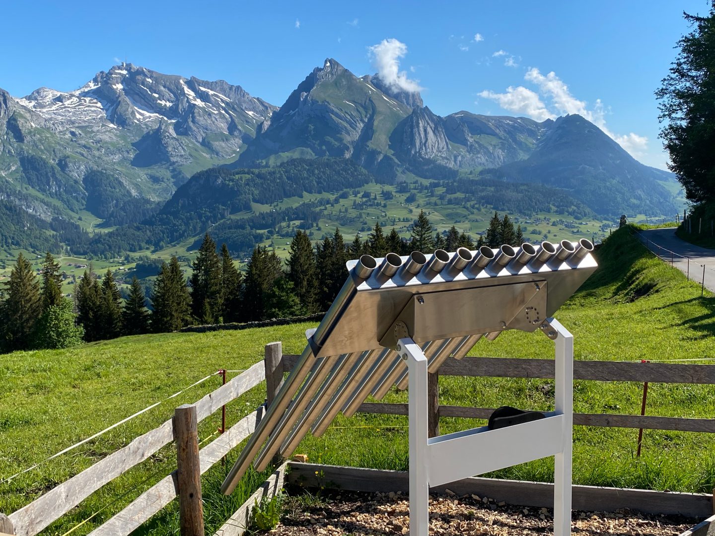  Das neue Klanginstrument vor der herrlichen Bergkulisse Säntis und Schafberg
