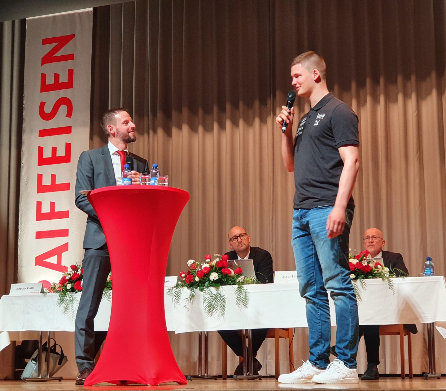 Kranzschwinger Reto Thöni aus Innertkirchen im Gespräch mit dem stellvertretenden Bankleiter Markus Fuchs.