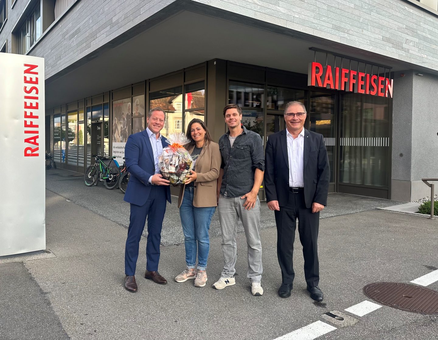 Geschenkkorbübergabe vor der Geschäftsstelle Lachen 