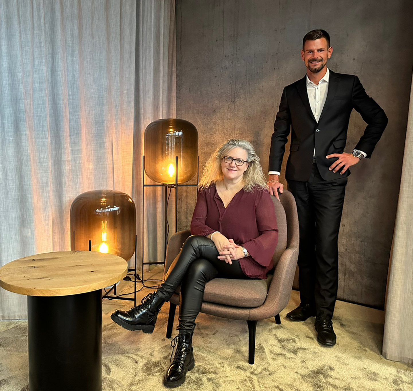 Die beiden beförderten Mitarbeitenden: Prisca Glaus und Terry Schnyder