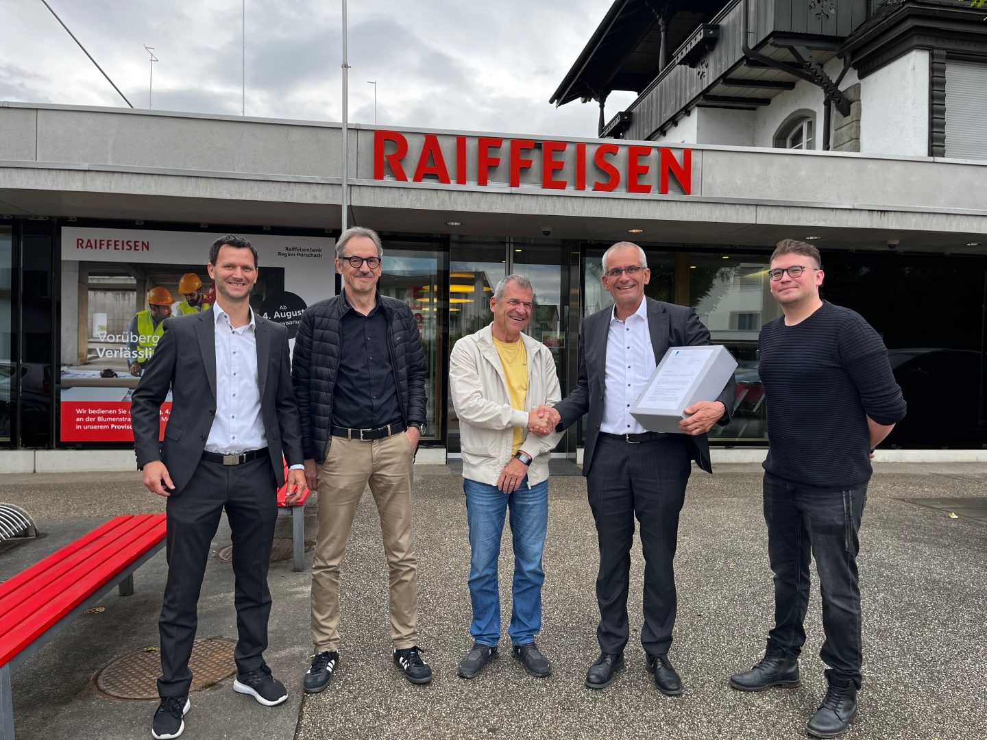 Vertreter Neubauprojekt Goldach: v.l.n.r.: Kim Reinhart (Stv. Vorsitzender der Bankleitung), Peter Lüchinger (Inhaber Peter Lüchinger Architektur), Ralph Gerschwiler (Leiter Bauverwaltung Gemeinde Goldach), Ernst Locher (Vorsitzender der Bankleitung), Cornel Bicker (Projektleiter, Peter Lüchinger Architektur)