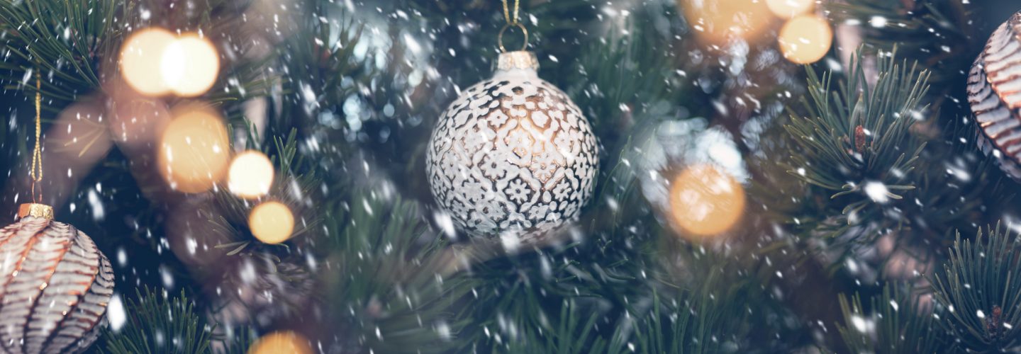 Weihnachtskugel im Schnee