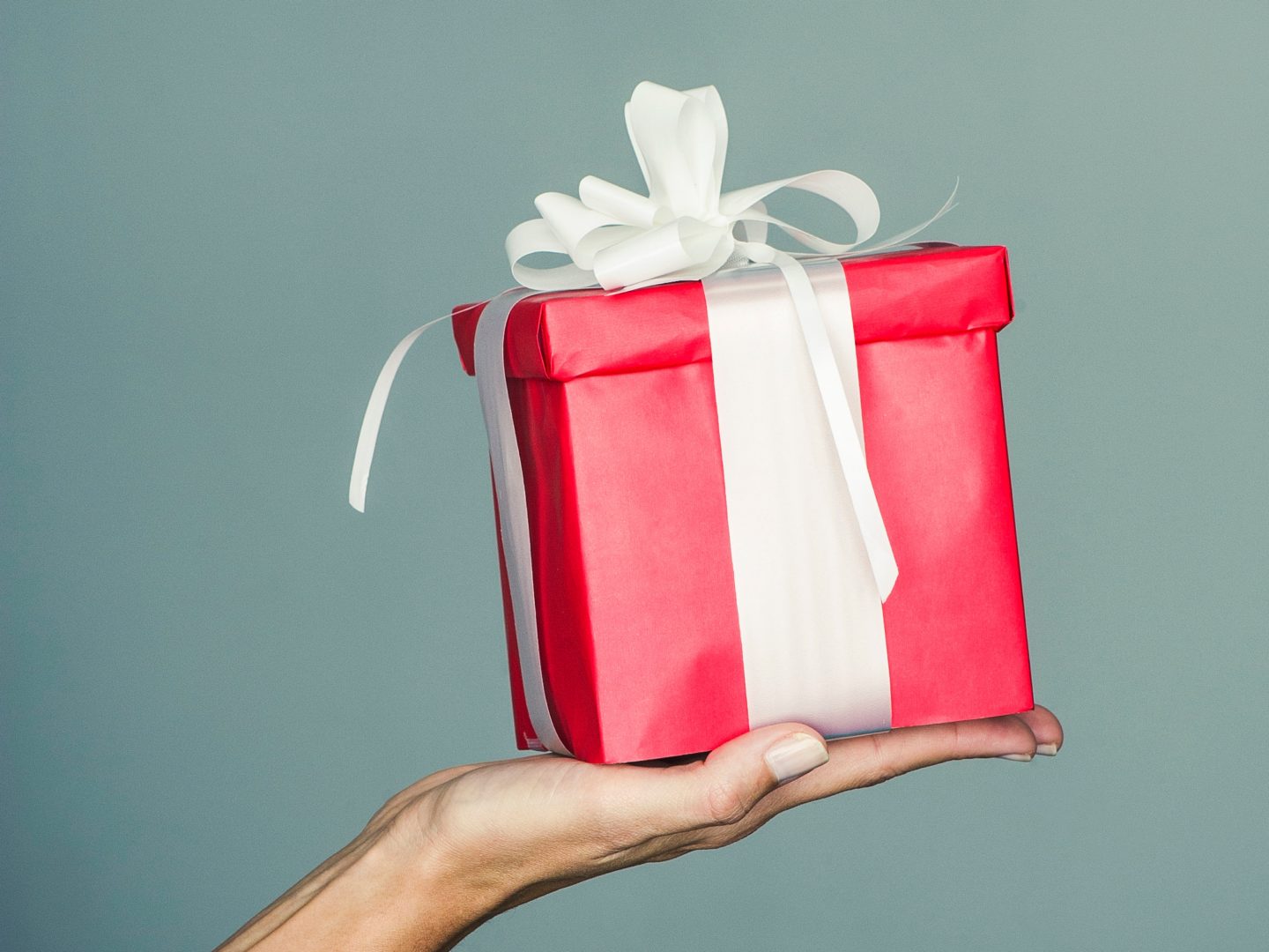 Hand hält Geschenk