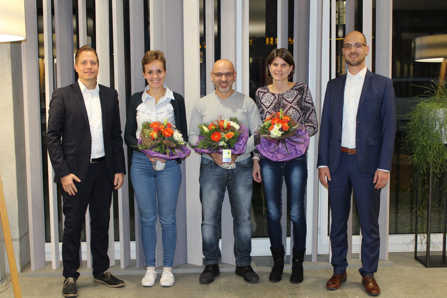 Die Raiffeisenbank gratuliert: Lisa Bachmann (2. vl.), Bettina Bonetti (2. vr.) und Francesco Mazzotta (Mitte), flankiert von Bankleiter Reto Hübscher (links) sowie Leiter Geschäftsstelle Rafael Jäger (rechts) 