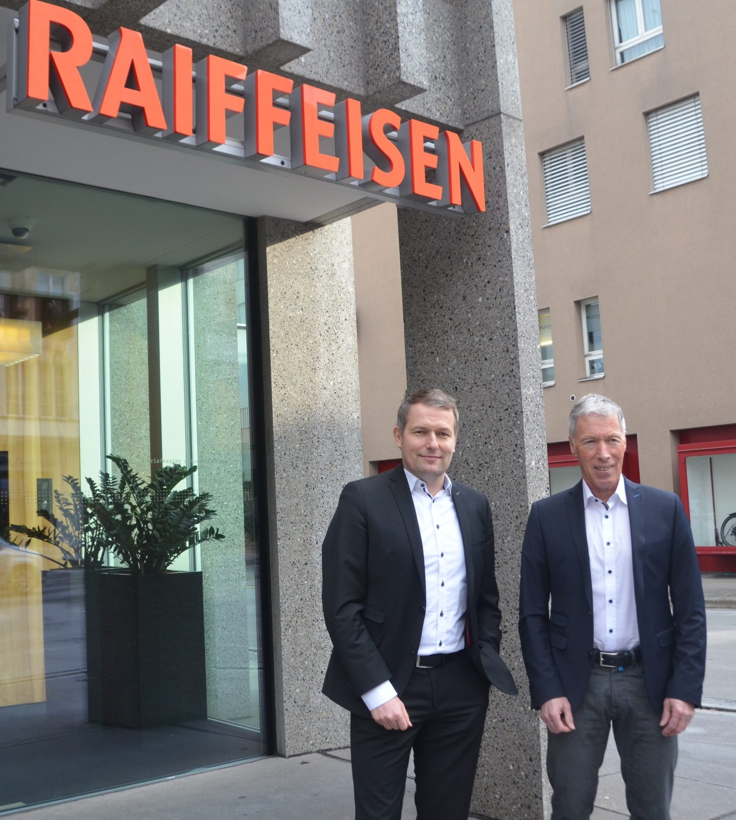 Ivan Köpfli und Reto Purtschert vor dem Eingang der Raiffeisenbank Rigi in Küssnacht
