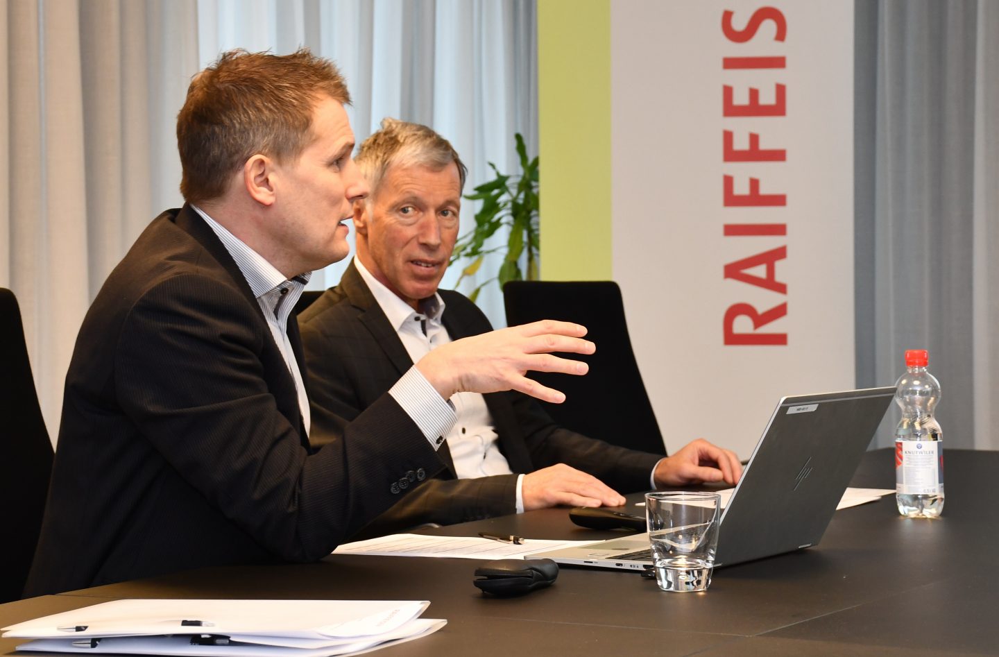 Ivan Köpfli, Vorsitzender der Bankleitung, und Reto Purtschert, Präsident des Verwaltungsrates, bei der Präsentation des Jahresabschlusses 2019.