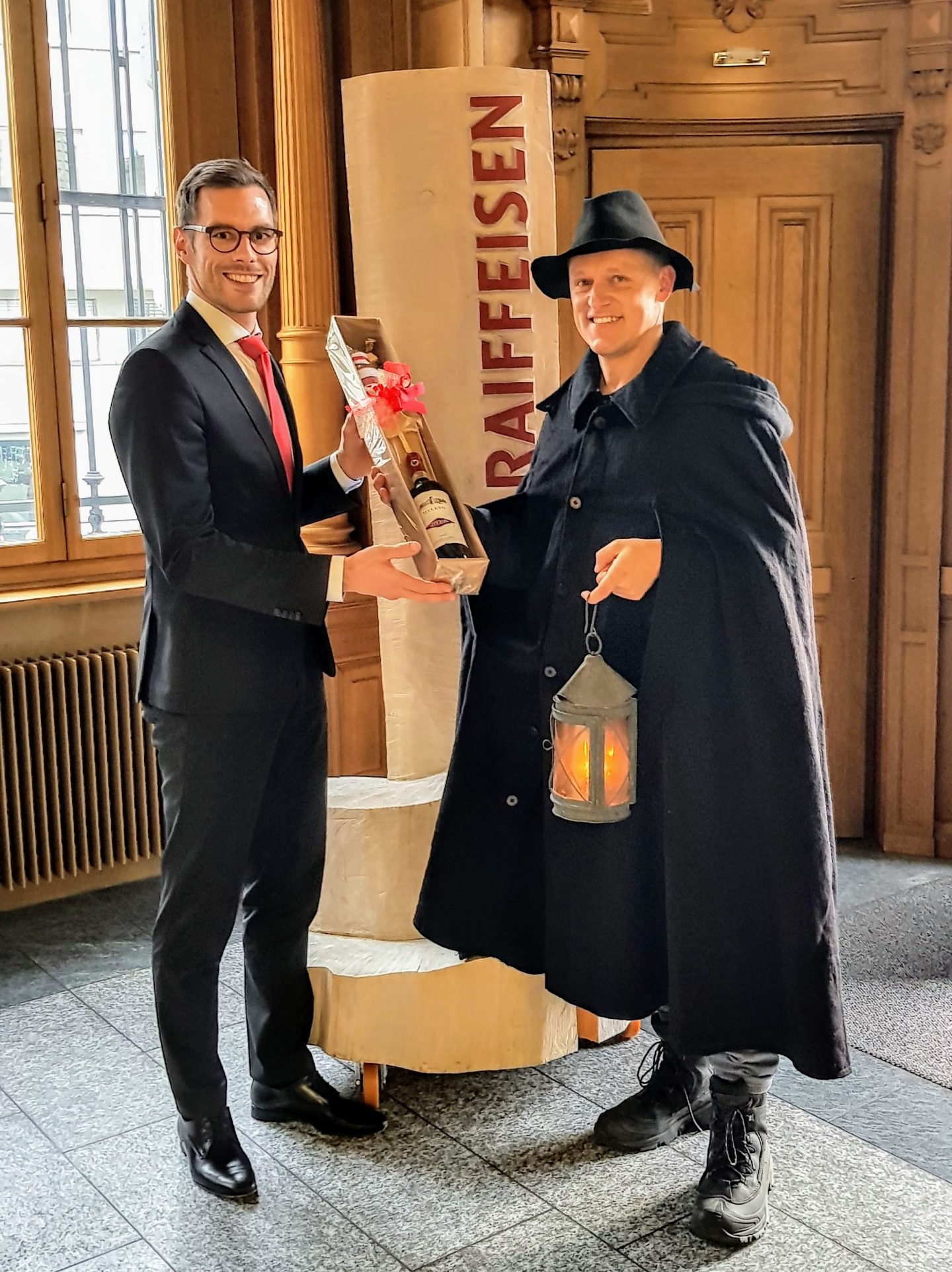 Roger Etter, Leiter Anlagekundenberatung, zusammen mit dem Sagenerzähler Guido Schuler