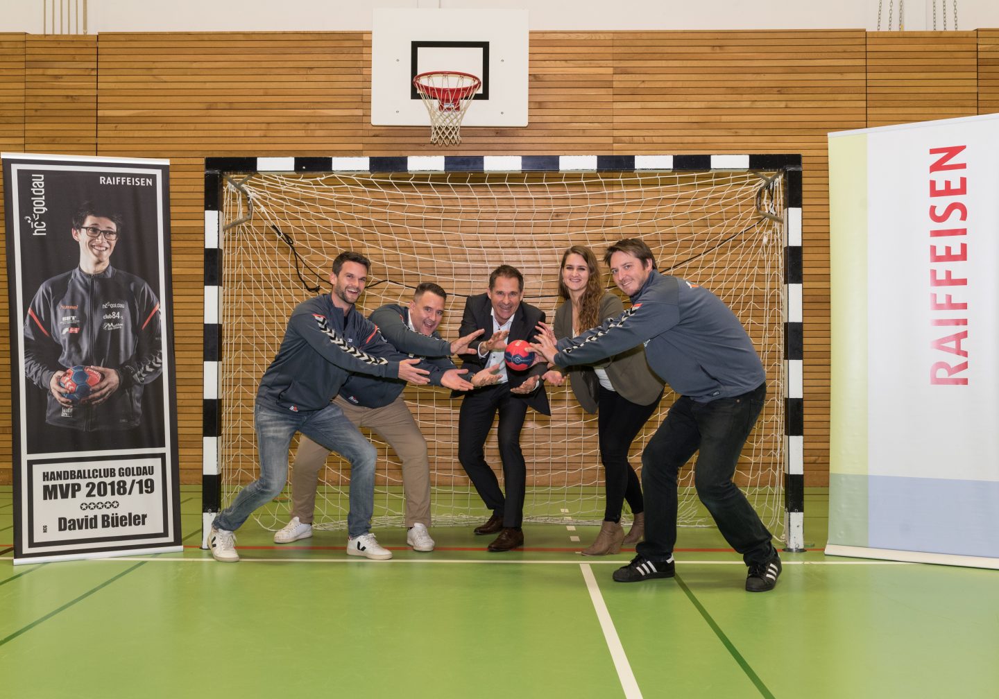 Foto: Vertragsverlängerung von HCG und RB Rigi gemeinsam mit Handball vor dem Tor
