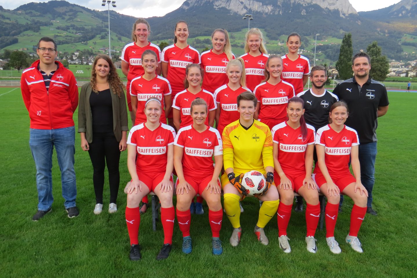 Die erste Frauenmannschaft des SC Schwyz zusammen mit dem langjährigen Partner Raiffeisenbank Rigi.
