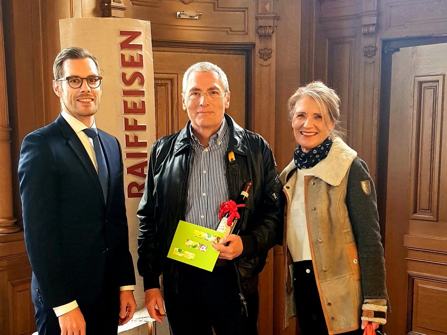 Der 3 platzierte vom Raiffeisen OLMA-Wettbewerb Urs Hasler (mitte) aus Schwyz mit seiner Frau.