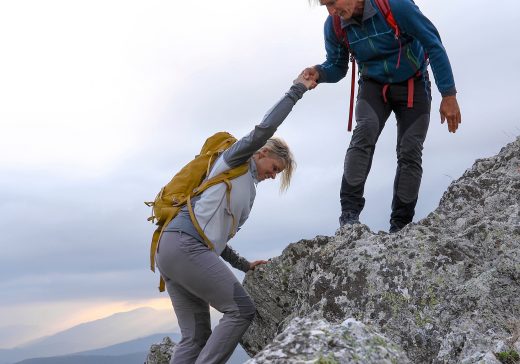 Bild Frau und Mann beim Bergsteigen