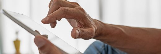 Bild: Männerhände mit Tablet