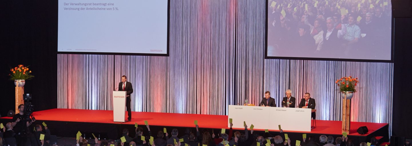 Abstimmung an einer GV der Raiffeisenbank Rigi. 