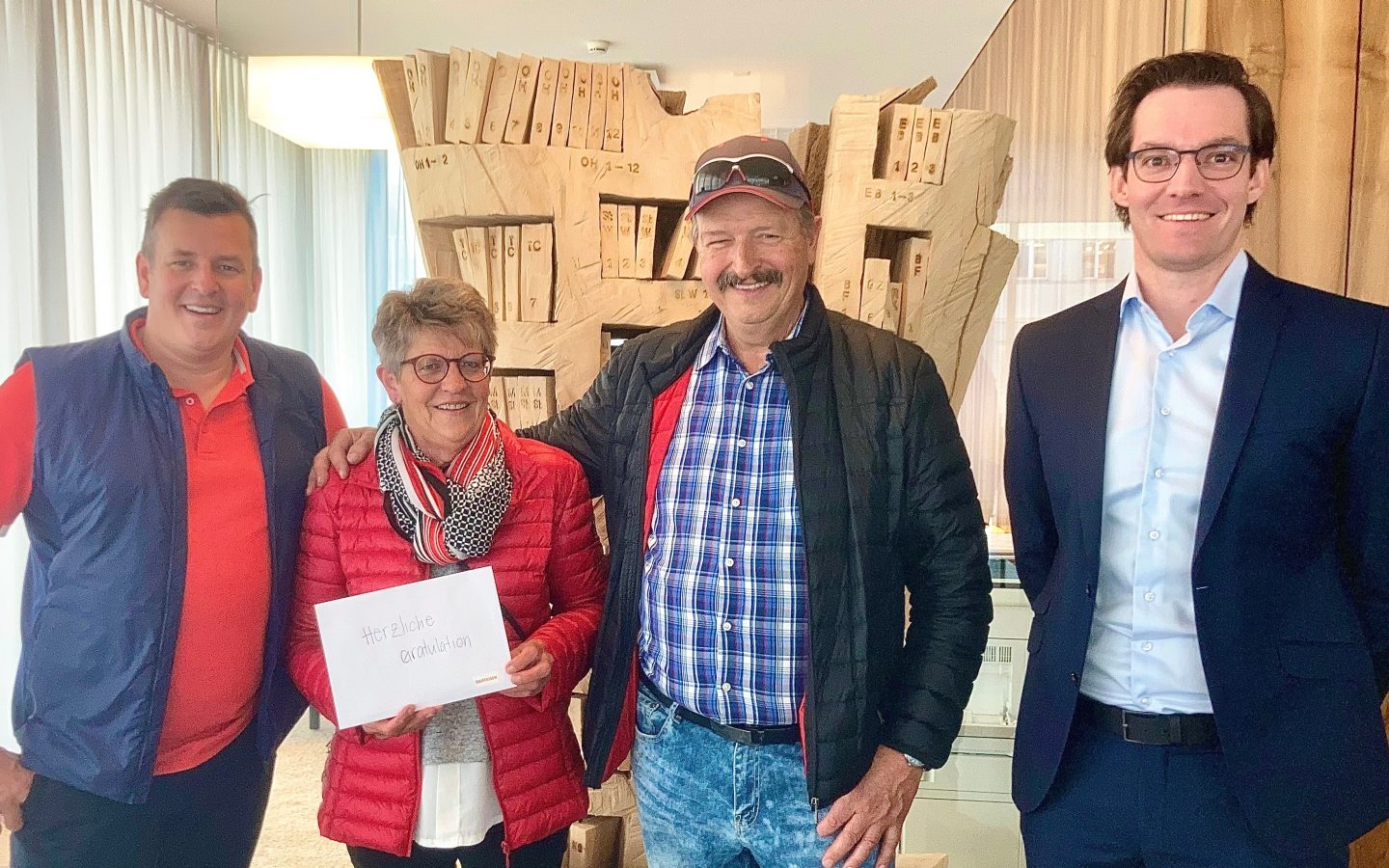 Personenbeschreibung auf dem Foto: Marc Pircher, Judith und Werner Stadelmann, Manuel von Weissenfluh