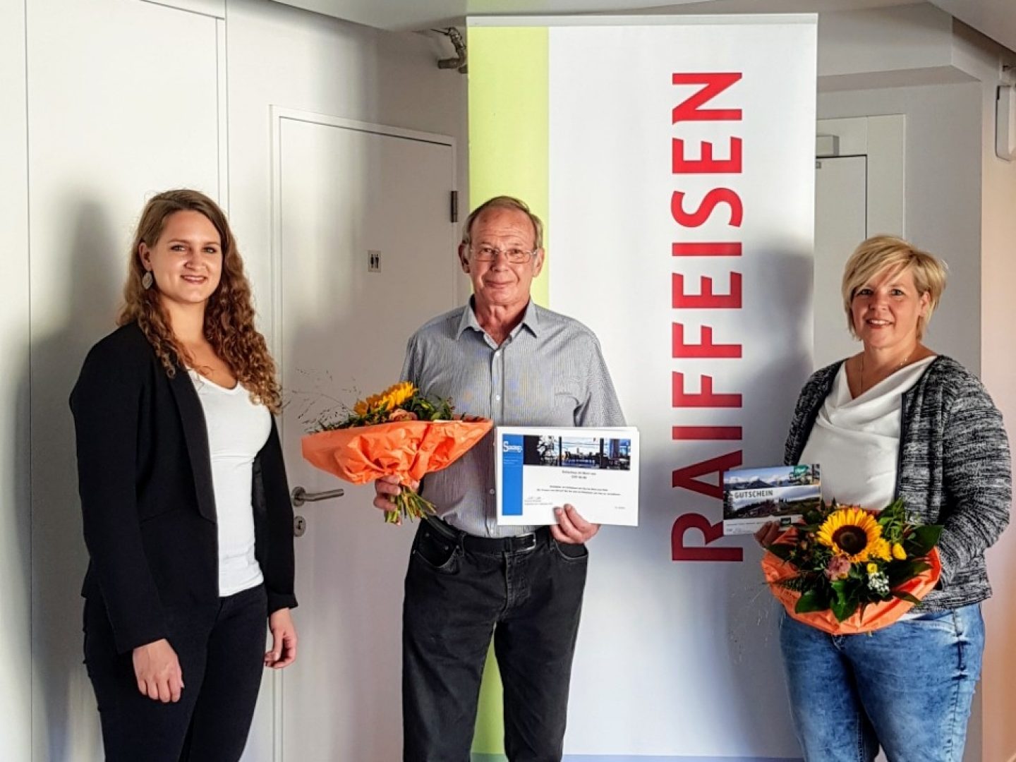 Walter Hess, Gewinner zweiter Preis (mitte), und Brigitte Rickenbacher, Gewinnerin erster Preis (rechts)