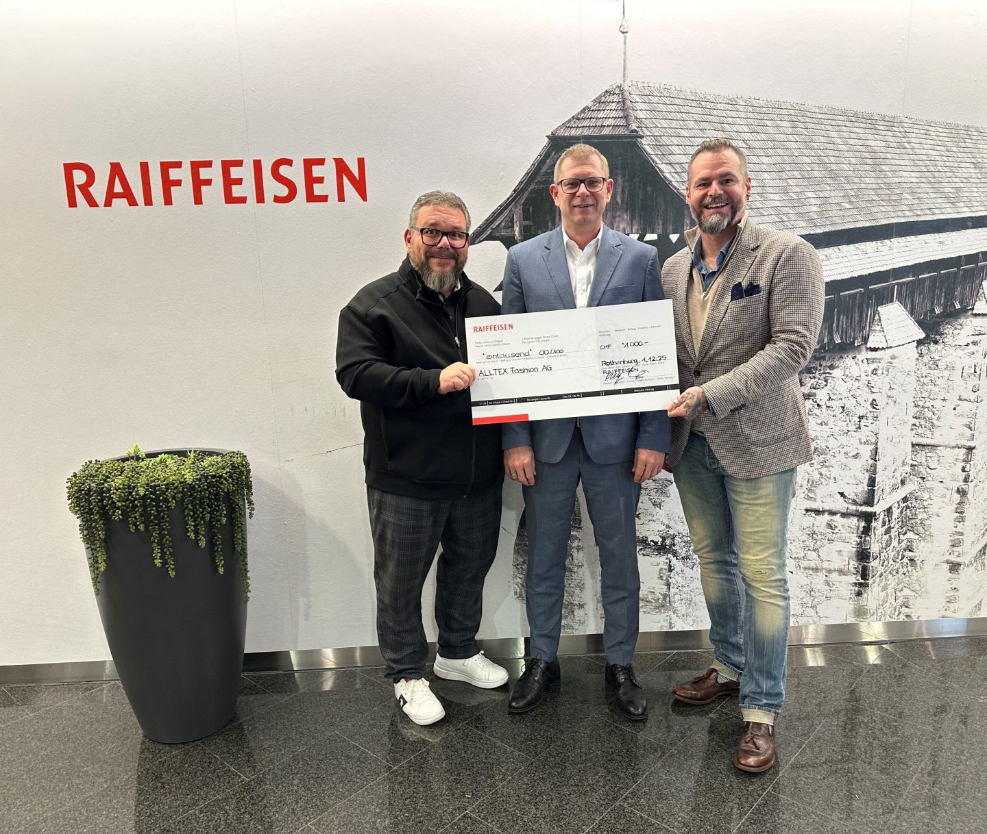 Checkübergabe an Florian Stalder und Ivo Hermann durch Guido Jutz, Mitglied der Bankleitung