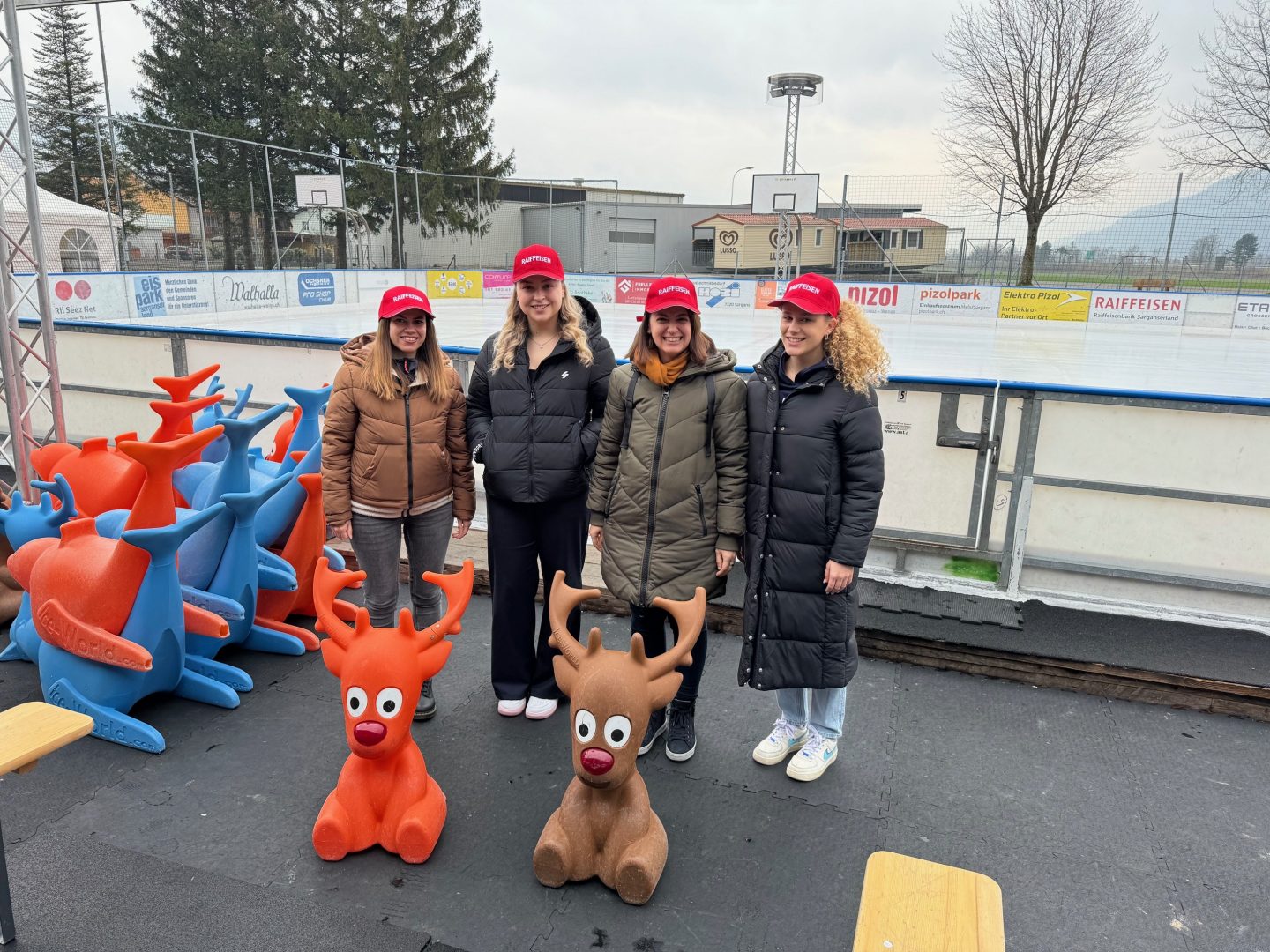 Mitarbeiterinnen der Raiffeisenbank Sarganserland am Kids Event im Einsatz: Corine Rohr, Vera Ackermann, Sandra Spitteler und Gianna Hobi
