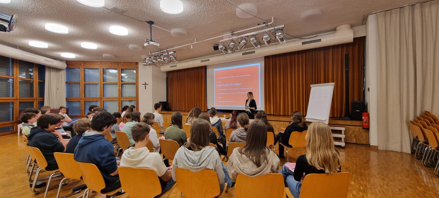 Flavia Rupf, Kundenberaterin, klärt in Flums zum Thema auf