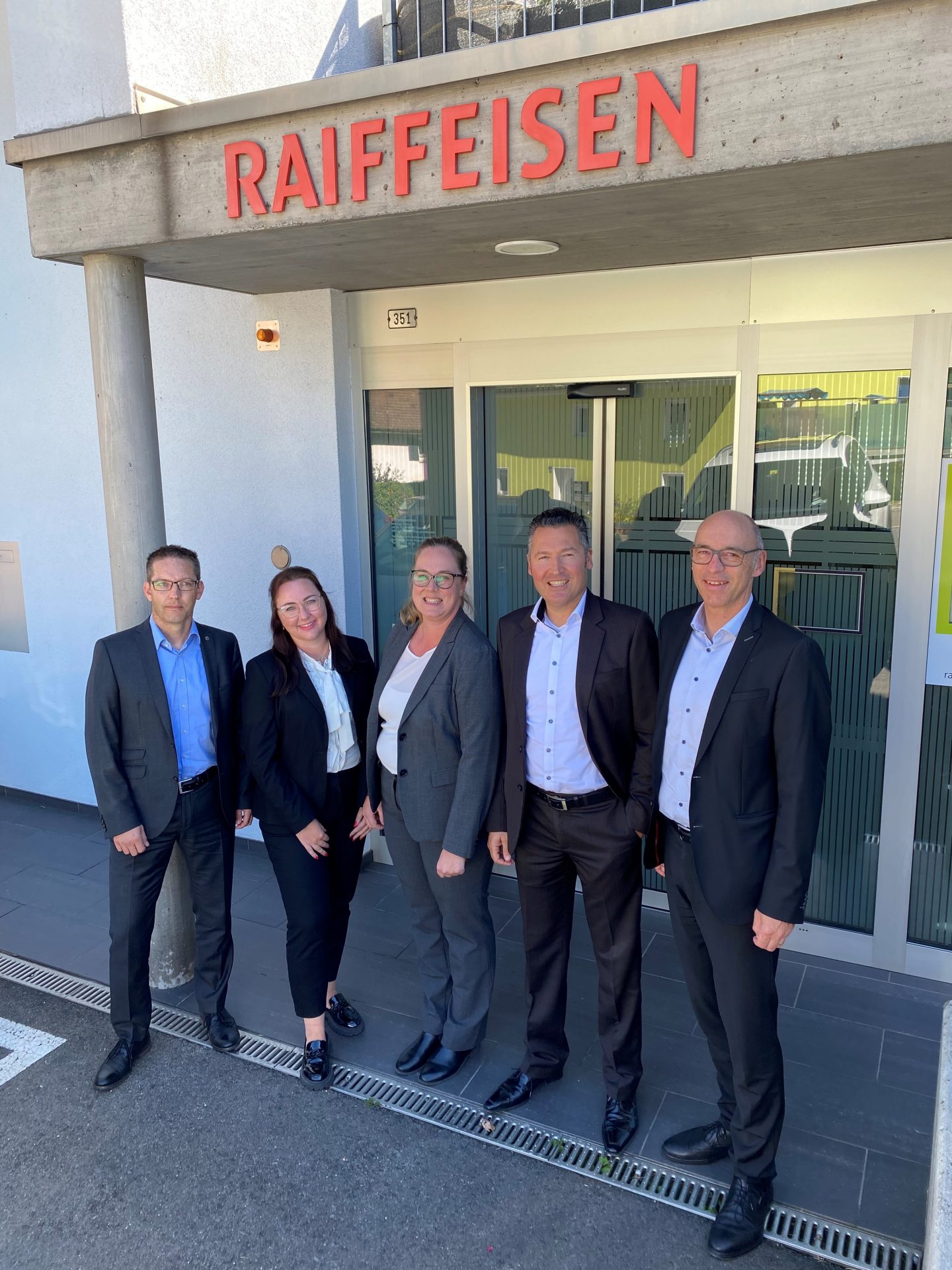 V.l.n.r.: Mathias Zingerli, Teamleiter Firmenkundenberatung, Stefanie Kresse, Teamleiterin Privatkundenberatung in Unterterzen & Flums, Stephanie Gort, ehem. Teamleiterin Privatkundenberatung in Unterterzen & Flums, Reto Riederer (Leiter Vorsorge & Versicherung), Christof Ackermann, Vorsitzender der Bankleitung