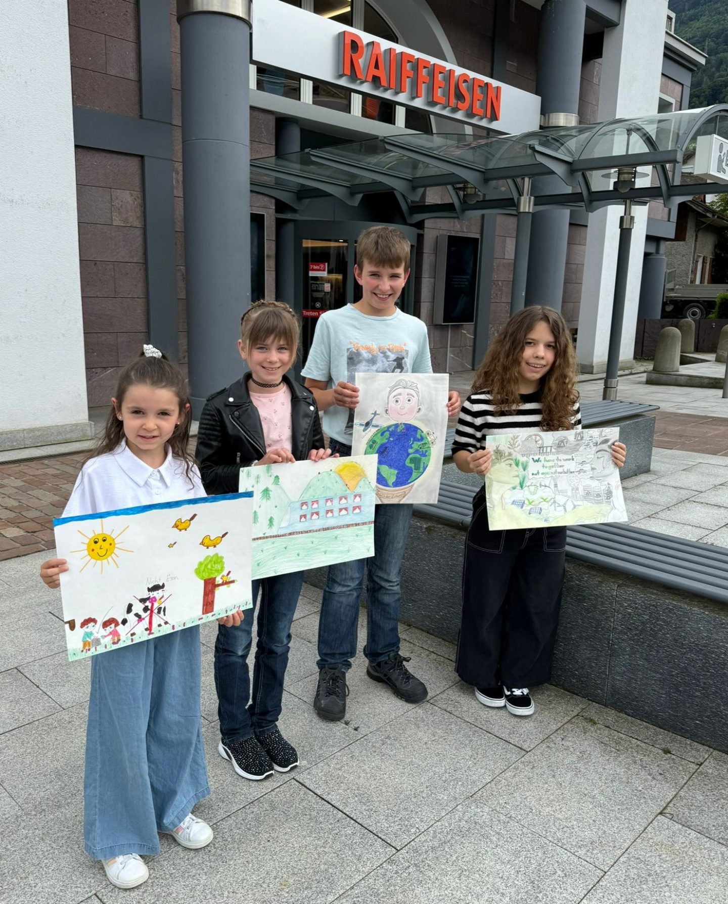 v.l.n.r. Laura Ackermann, Aline Walser, Ueli Good und Chayenne Guntli mit ihren wunderschönen Zeichnungen. 