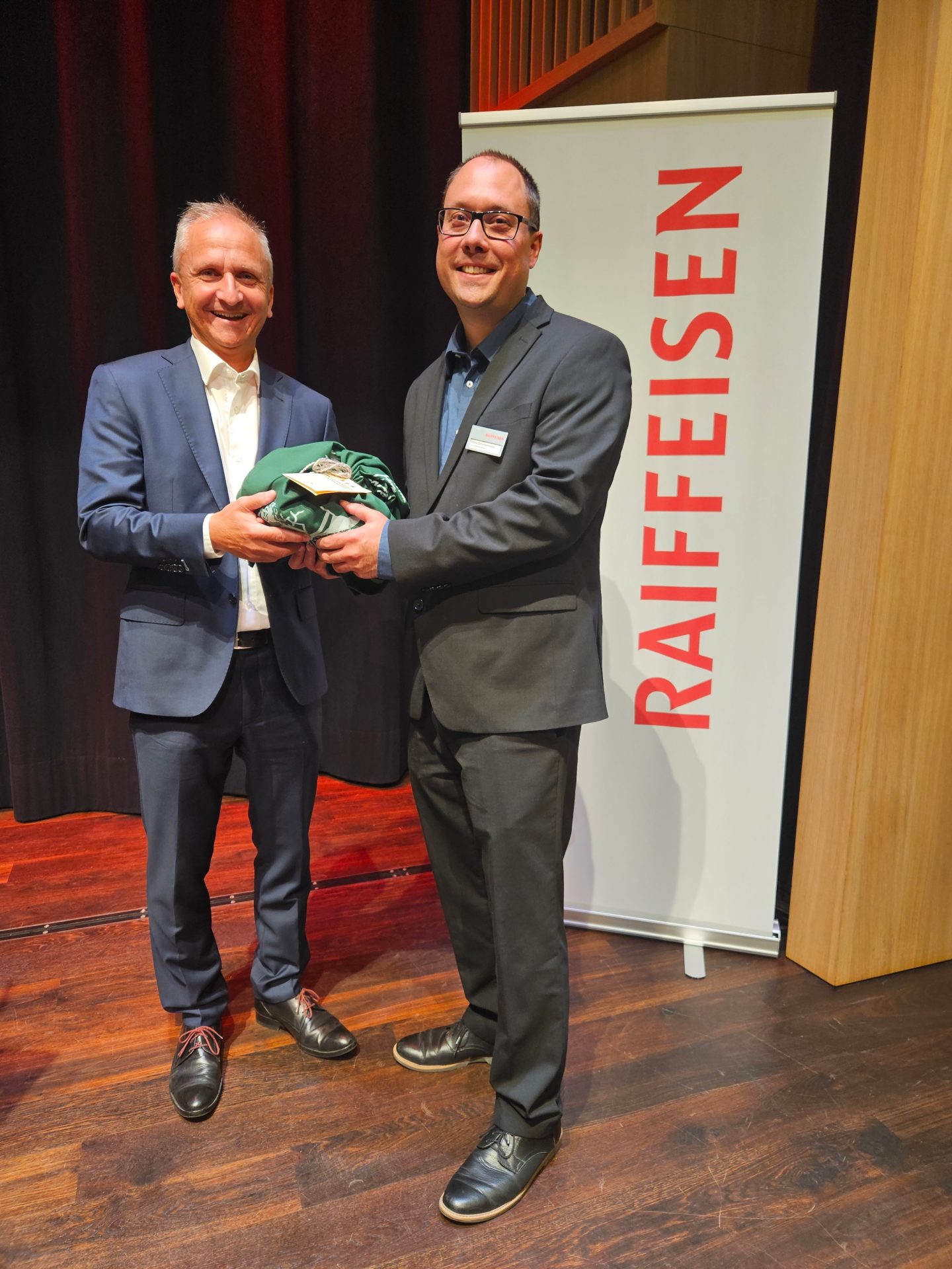 Marcel Balzli (links) erhält als Dankeschön für sein spannendes Referat ein Fazenettli von Hans Zimmermann (rechts)