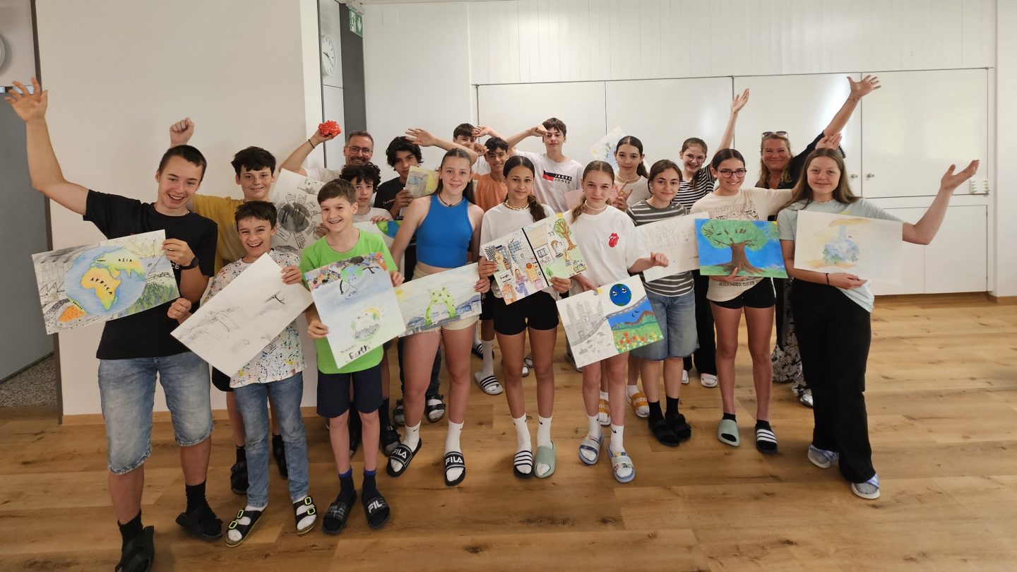 Fachlehrperson Ursula Rutz und Klassenlehrperson Andreas mit der Gewinnerklasse 1A im Oberstufenzentrum Vilters.