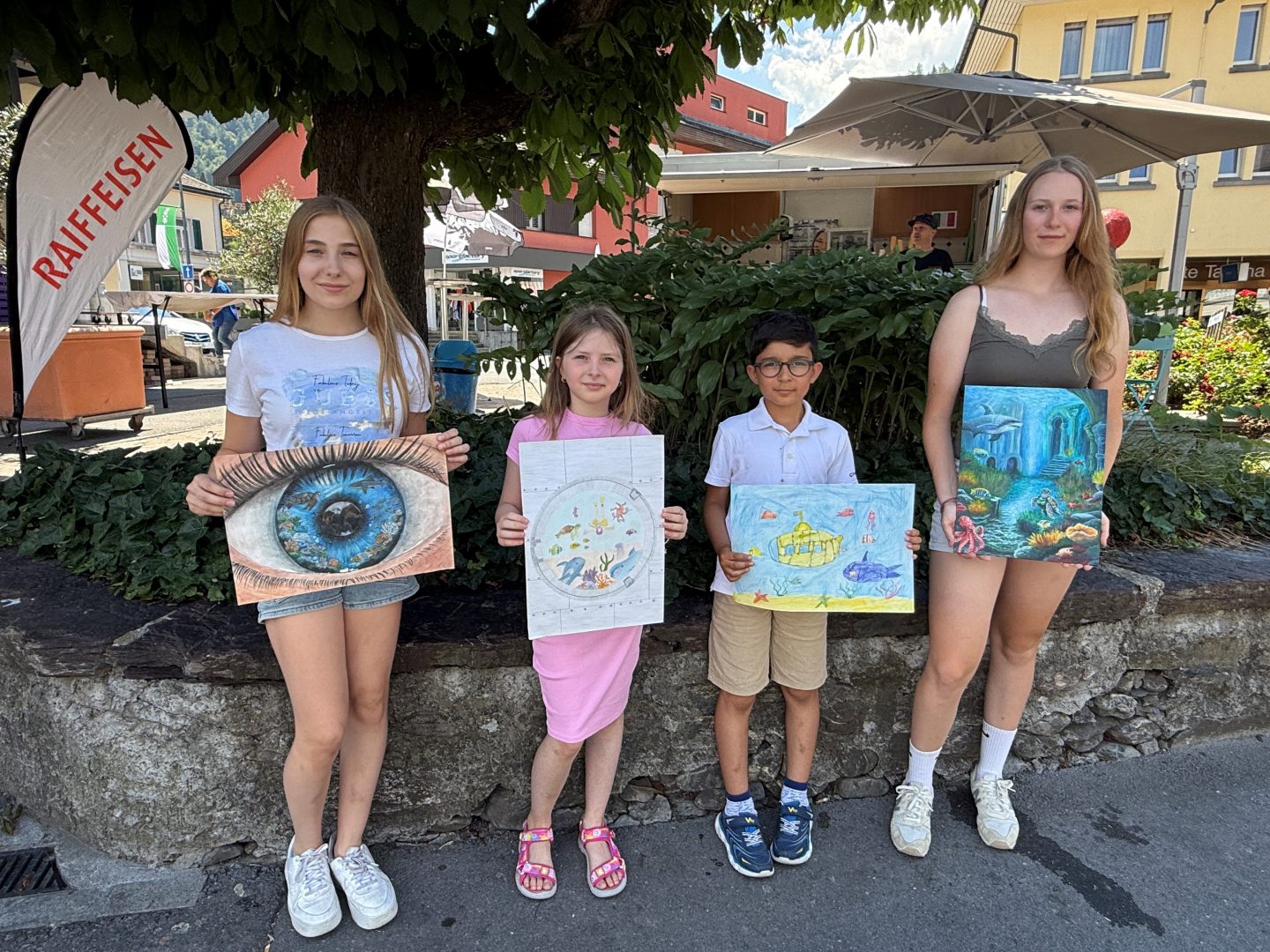 v.l.n.r. Elin Heinz, Elina Gudumac, Pelan Hawari, Juliana Girardi mit ihren wunderschönen Kunstwerken. 