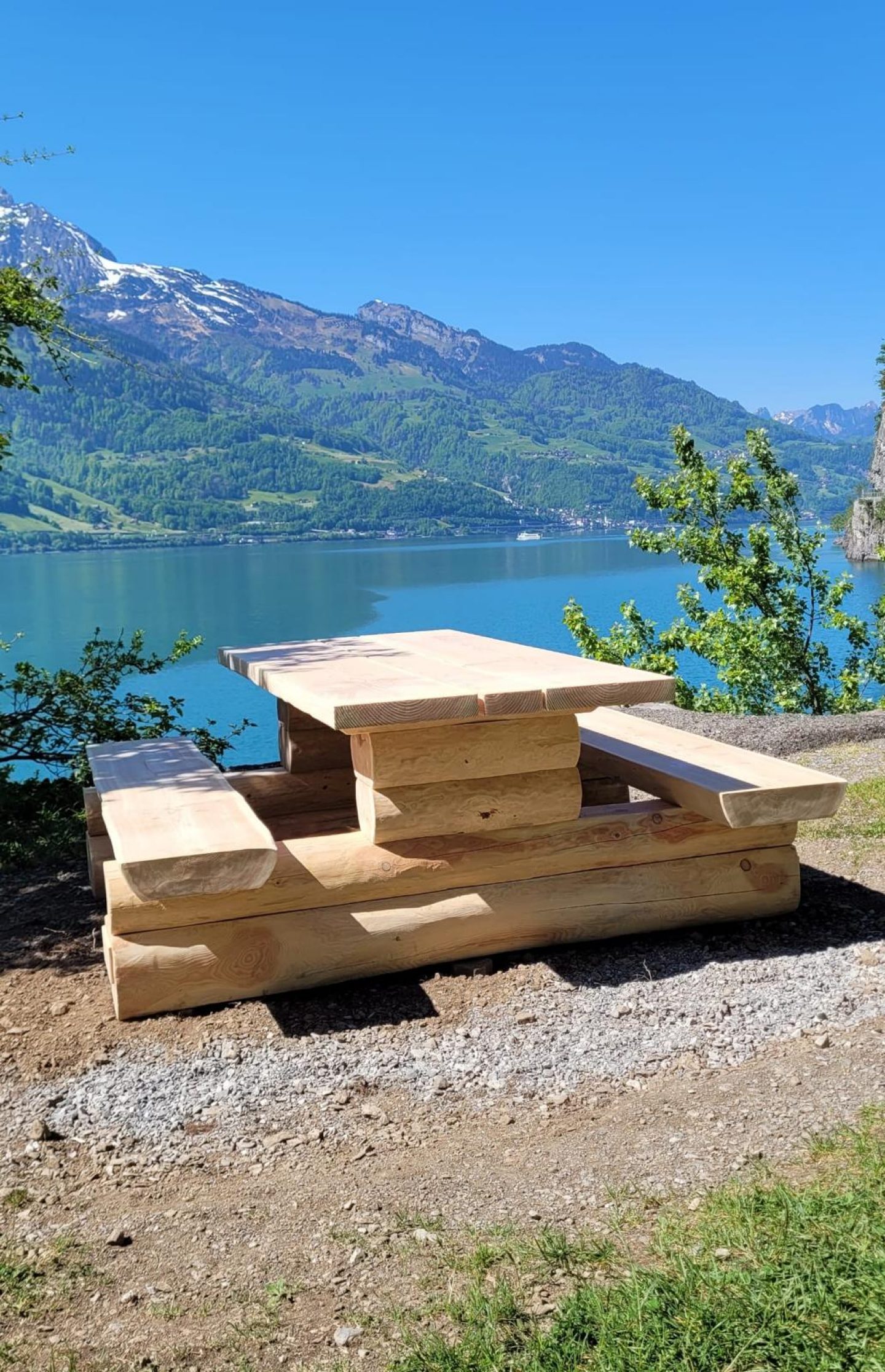 Knüsel-Wiese in Quinten: Insgesamt drei neue Tisch- und Bankgarnituren sowie eine Liegebank sorgen für mehr Komfort und höhere Aufenthaltsqualität.