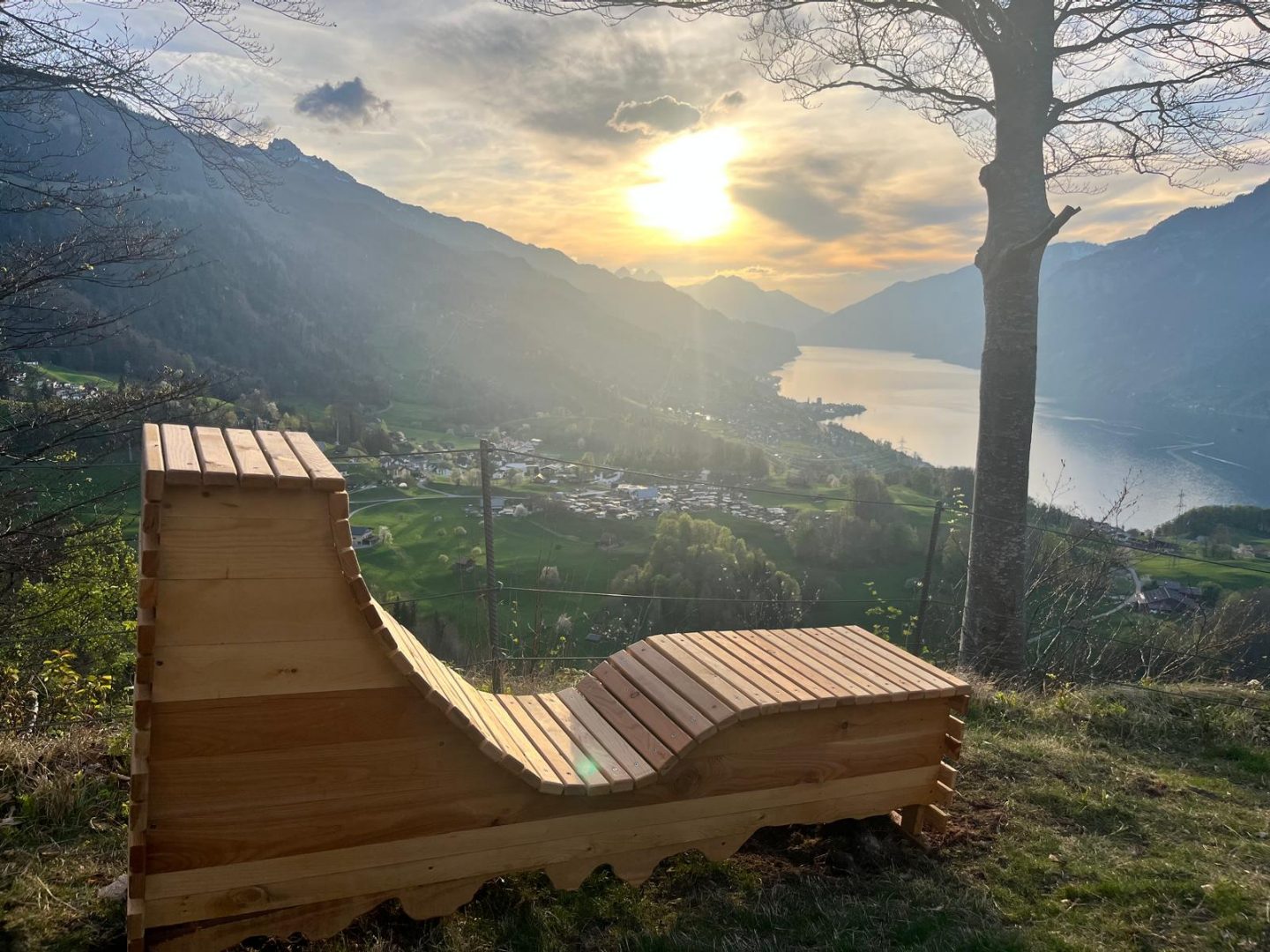 Zwischen Oberterzen und Mols wurde die beliebte Grillstelle Amenigen neugestaltet. Eine moderne Feuerstelle sowie eine bequeme Liegebank machen den Ort noch einladender.