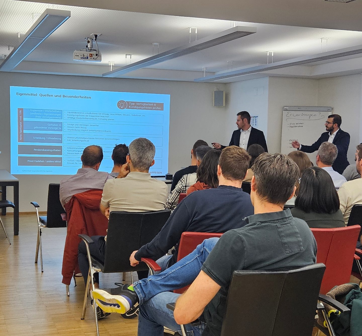 Die Fachexperten Claudio Guerrini (Privatkundenberater) und Ignaz Baumgartner (Teamleiter Kreditverarbeitung) gaben wertvolle Tipps am Anlass.