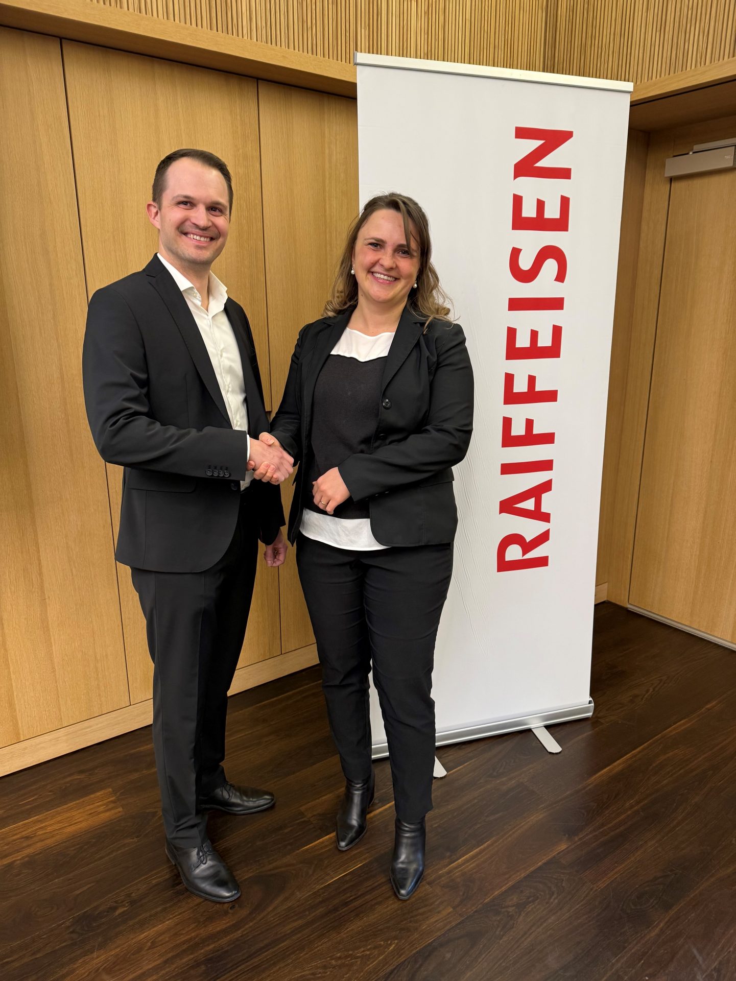 Pascal Arpagaus (Mitglied der Bankleitung, Raiffeisenbank Sarganserland) mit der Referentin MLaw Lorena Hörler-Vida (Erbschaftsberaterin, Raiffeisen Schweiz)