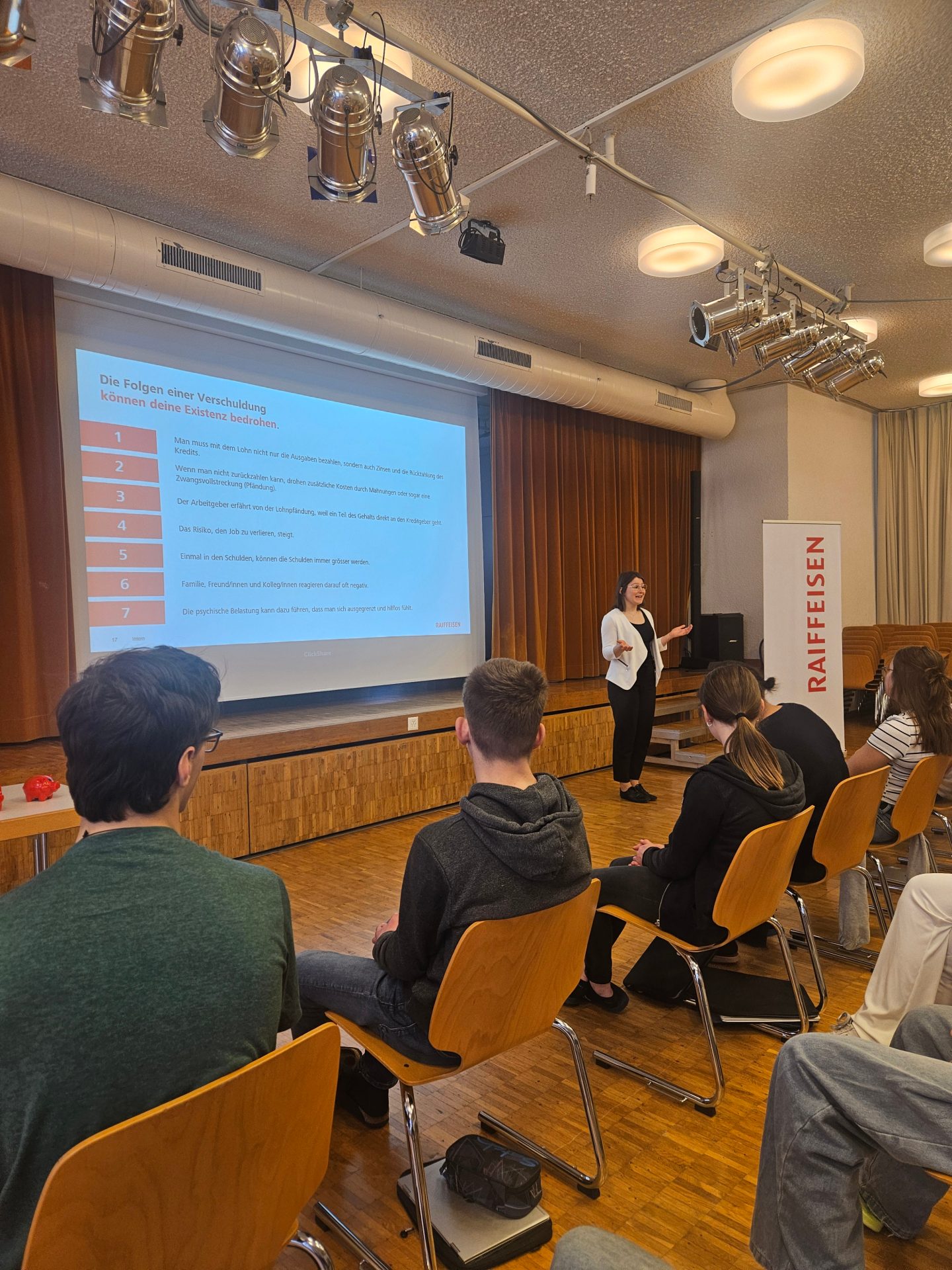 Michelle Holdener (Kundenberaterin, Flums) über die Folgen einer Verschuldung.