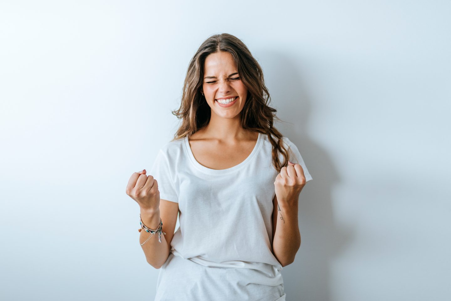 Symbolbild: Beförderte Mitarbeiterin freut sich.