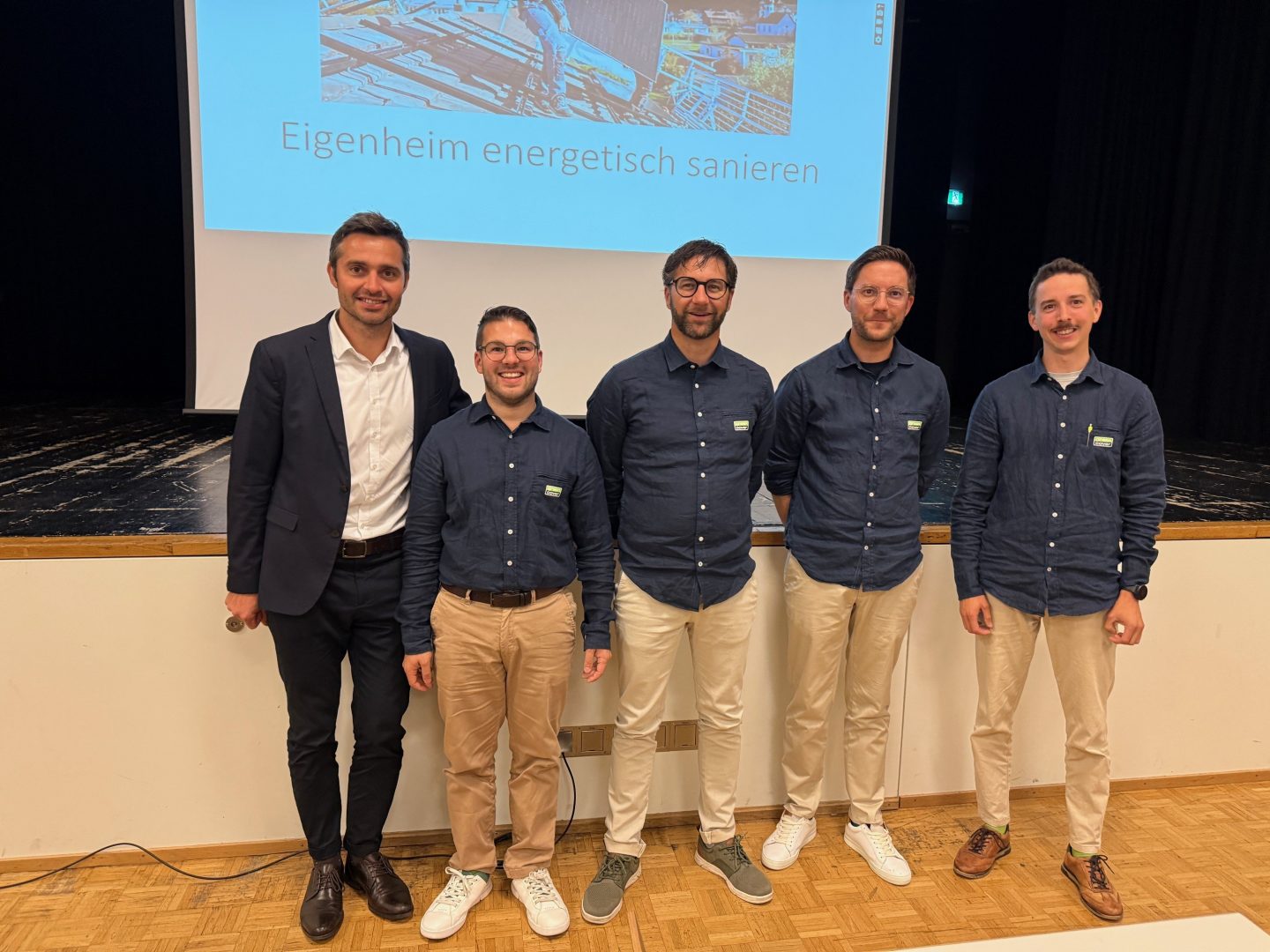 Bildlegende: v.l.n.r. Markus Widner (Raiffeisenbank Sarganserland) und von greencover ag: Simon Bärtsch, Christoph Sprecher, Fridolin Sprecher, Benjamin Zäch