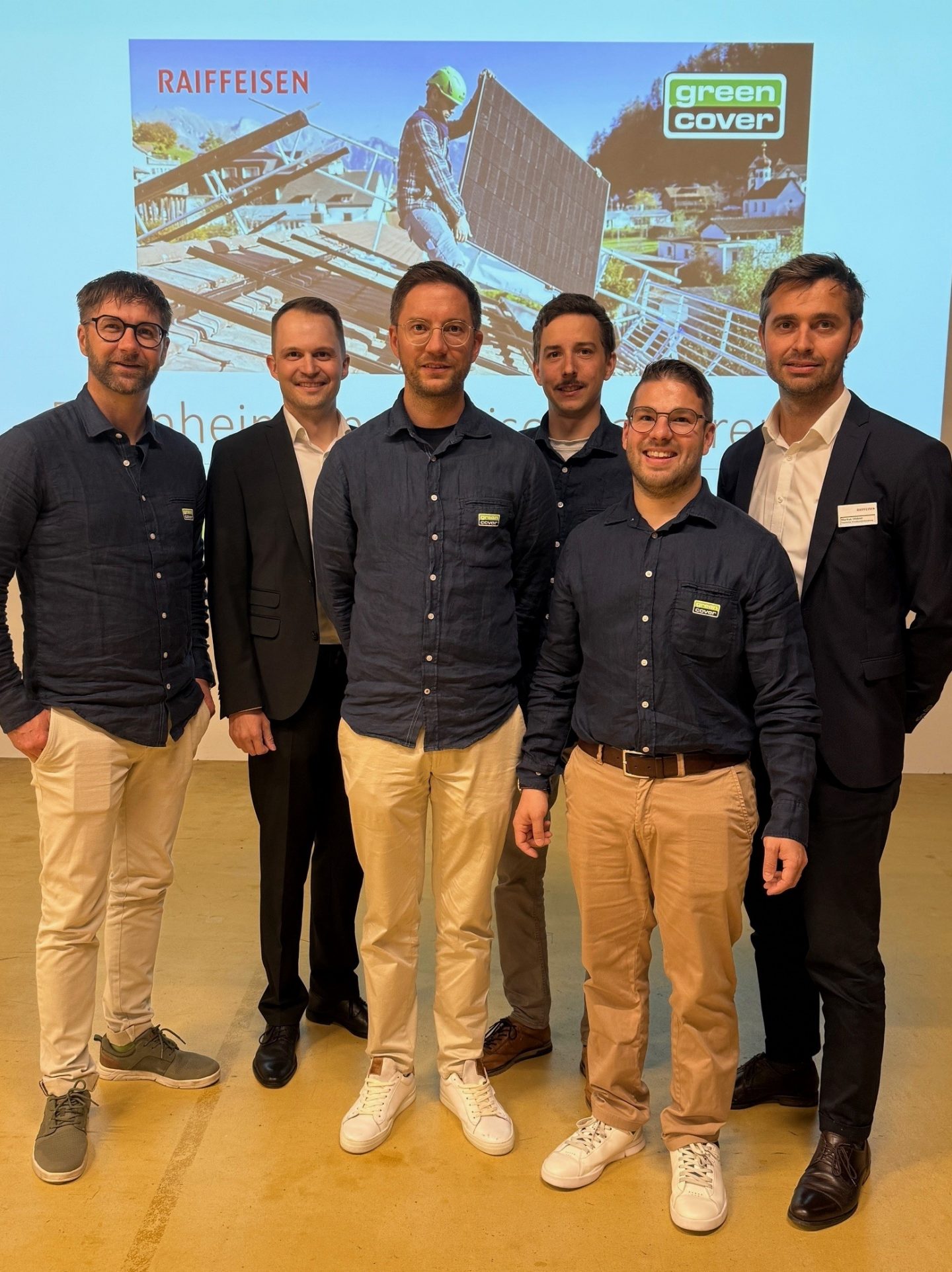 Bildlegende: v.l.n.r. Christoph Sprecher (greencover ag),  Pascal Arpagaus (Raiffeisenbank Sarganserland), Fridolin Sprecher (greencover ag), Benjamin Zäch (greencover ag), Simon Bärtsch (greencover ag), Markus Widner (Raiffeisenbank Sarganserland)