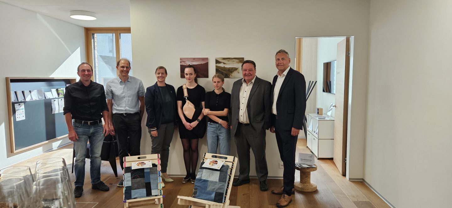 Projektbeteiligte und Schülerinnen: (von links) Wendel Loretz, Roland Wüthrich, Céline Huber, Lilith, Sara, Beat Bütikofer, Marco Infanger (Bild Amt für Forst und Jagd)