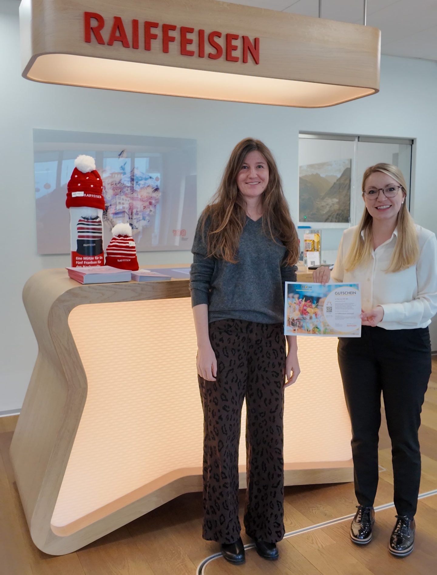 Gewinnerin Beatrice Strebel (l.) und Melanie Walker, Leiterin Kundenberatung (r.) bei der Übergabe