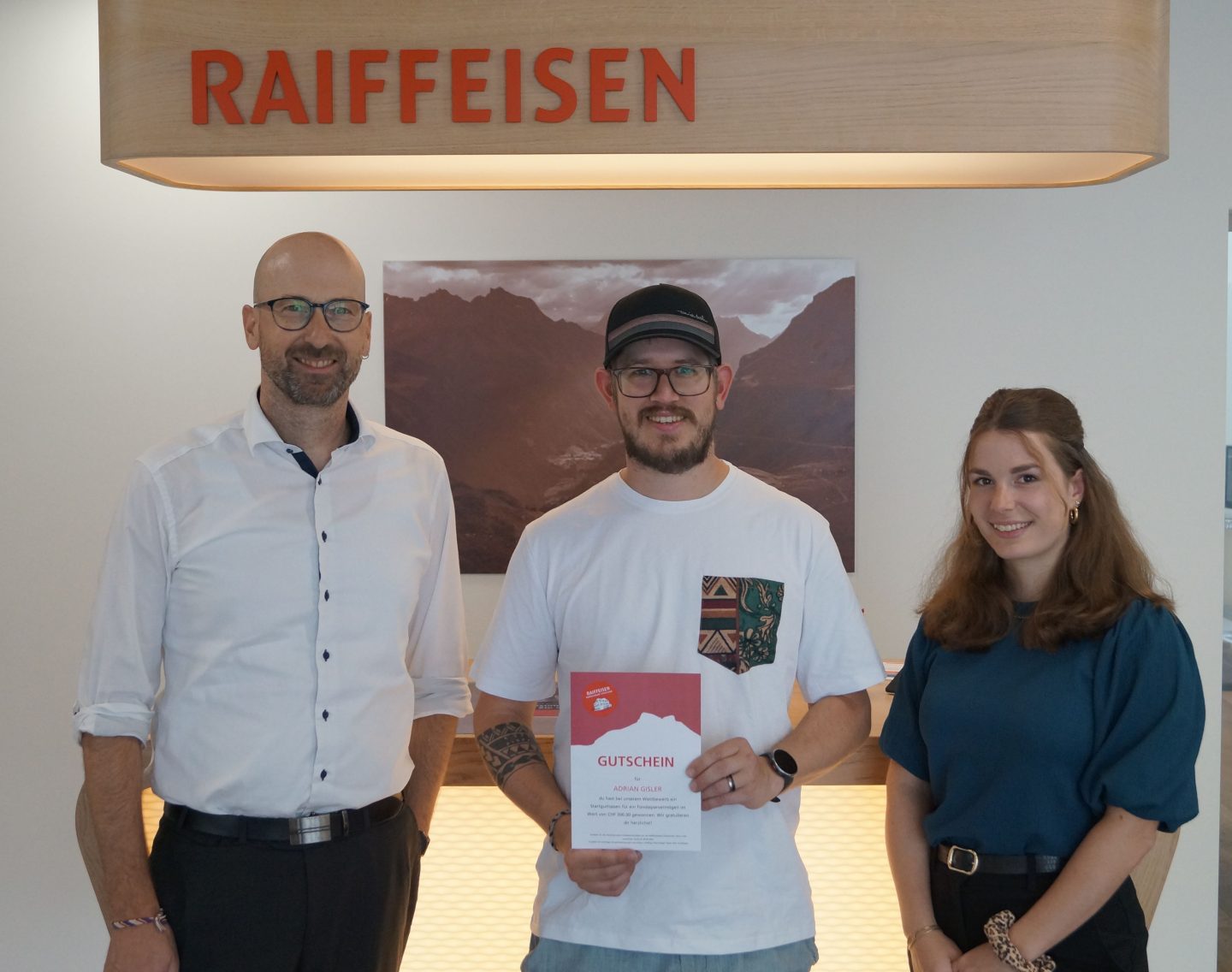 v. l. n. r.: Niklaus Annen, Stv. Vorsitzender der Bankleitung, Adrian Gisler, Gewinner, Nadine Arnold, Privatkundenberaterin