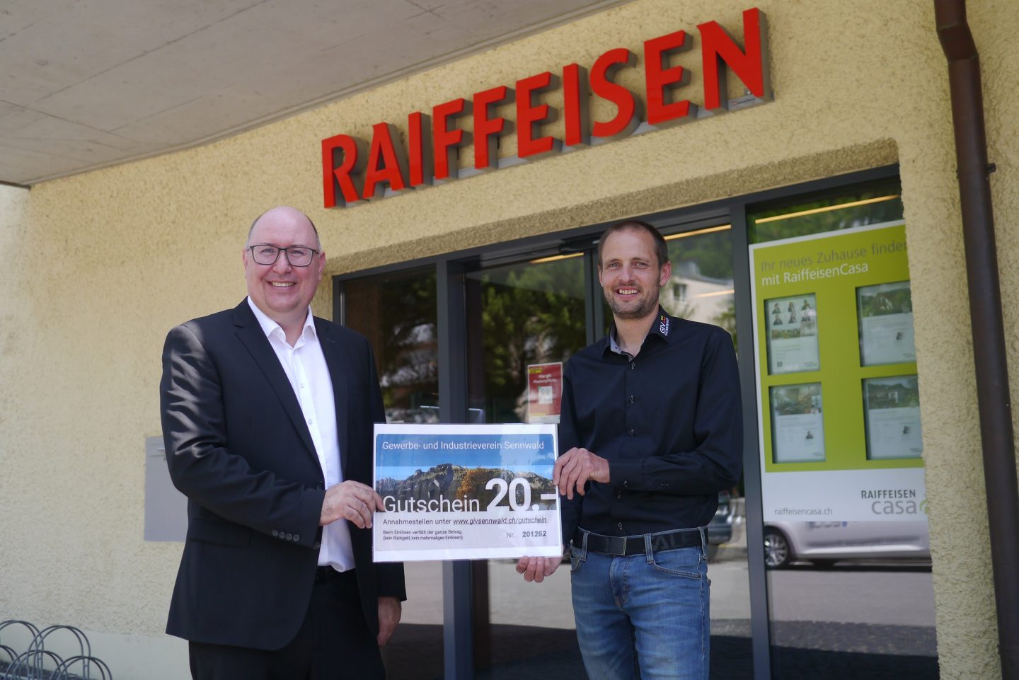 Thomas Wohlwend (links) von der Raiffeisenbank Sennwald und Reto Walter, Präsident des Gewerbe- und Industrievereins Sennwald.