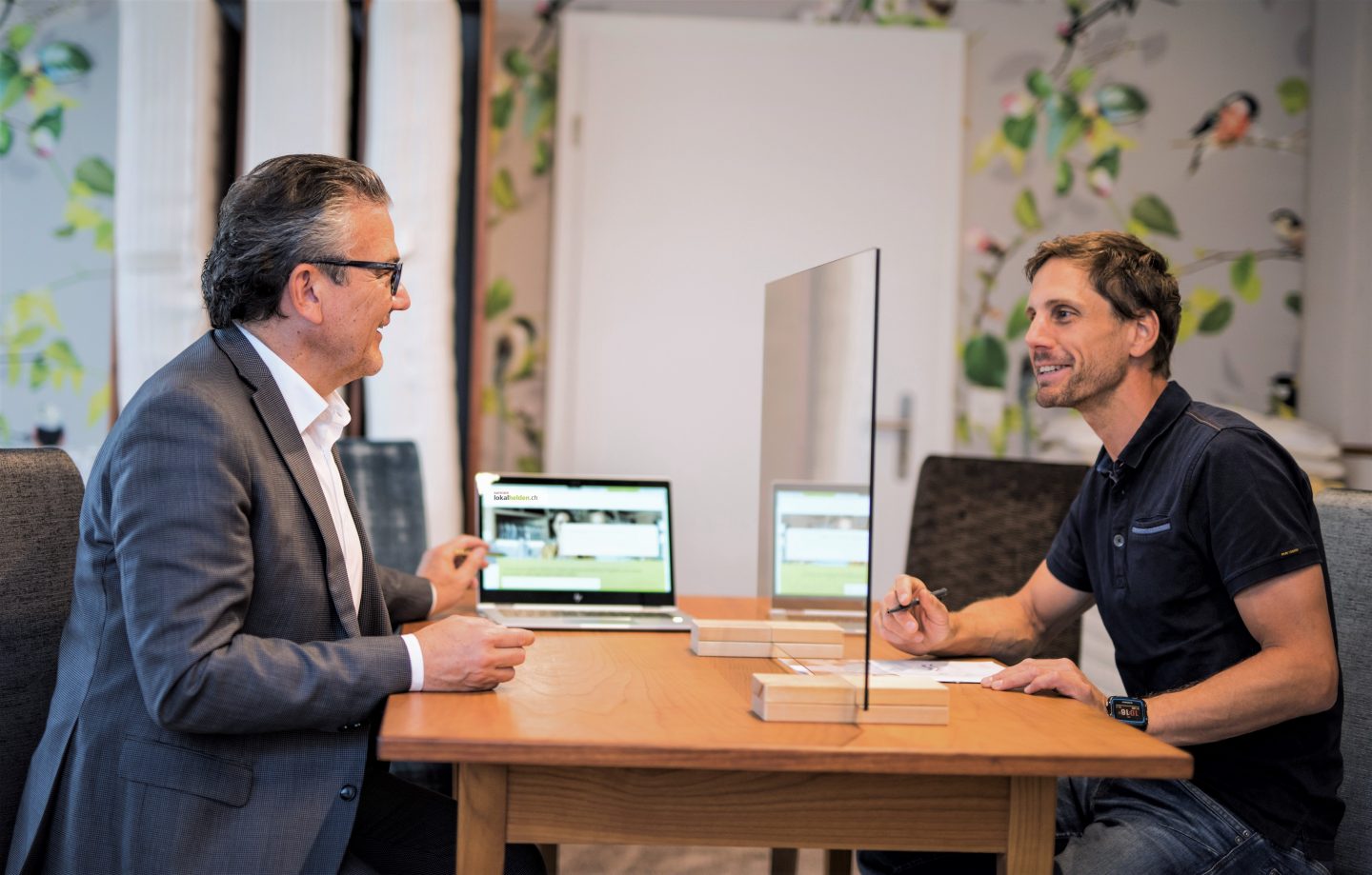 Bankleiter Dominik Holderegger (links) und Gewerbepräsident Fabian Wyser machen mit ihrer Spenden- und Gutscheinaktion Gewerbetreibende und Einwohner in der Region zu «Lokalhelden».