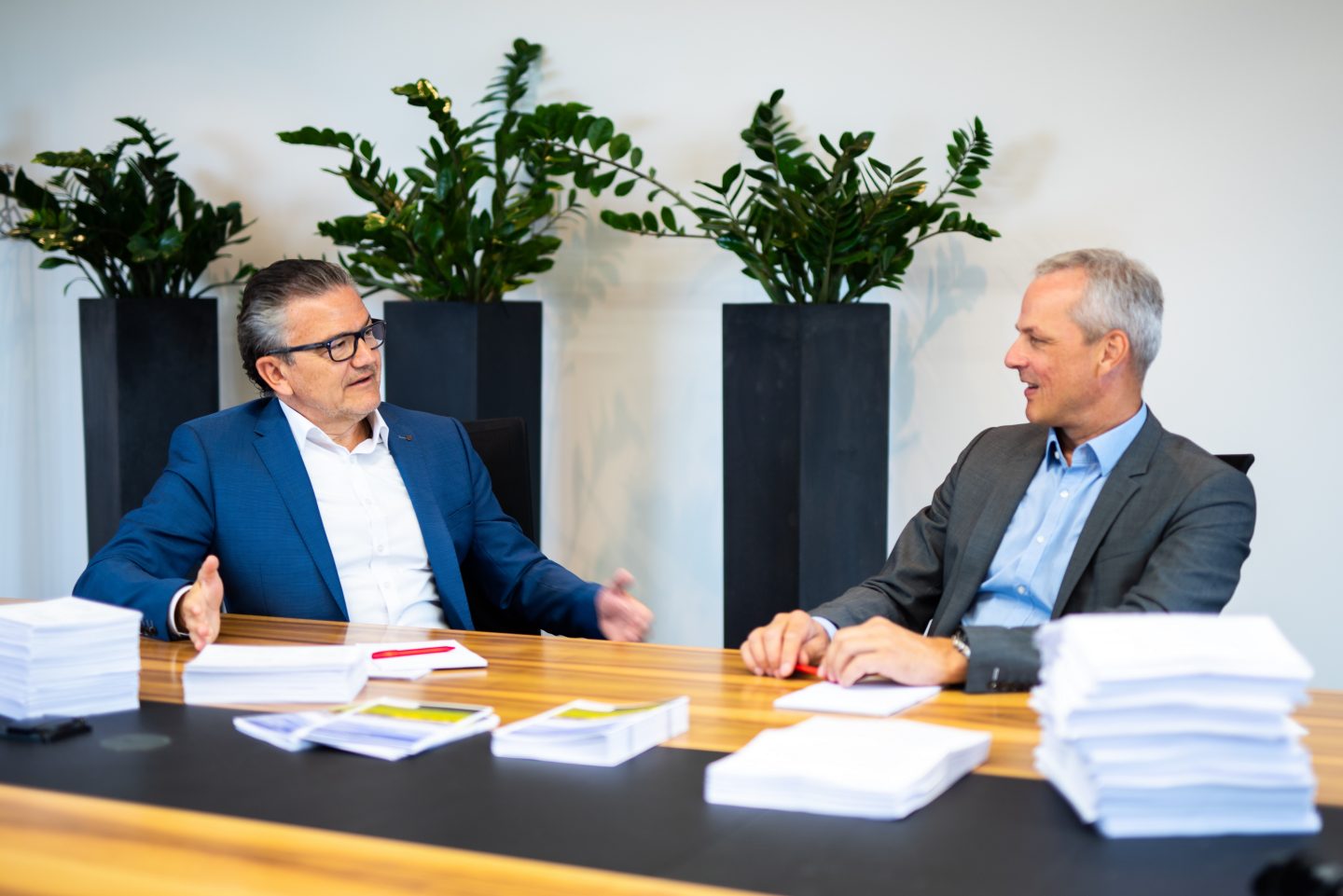 Verwaltungsratspräsident André Ess (rechts) und Bankleiter Dominik Holderegger freuen sich, dass die erste schriftliche Abstimmung der Mitglieder ihrer Bank reibungslos verlaufen ist.