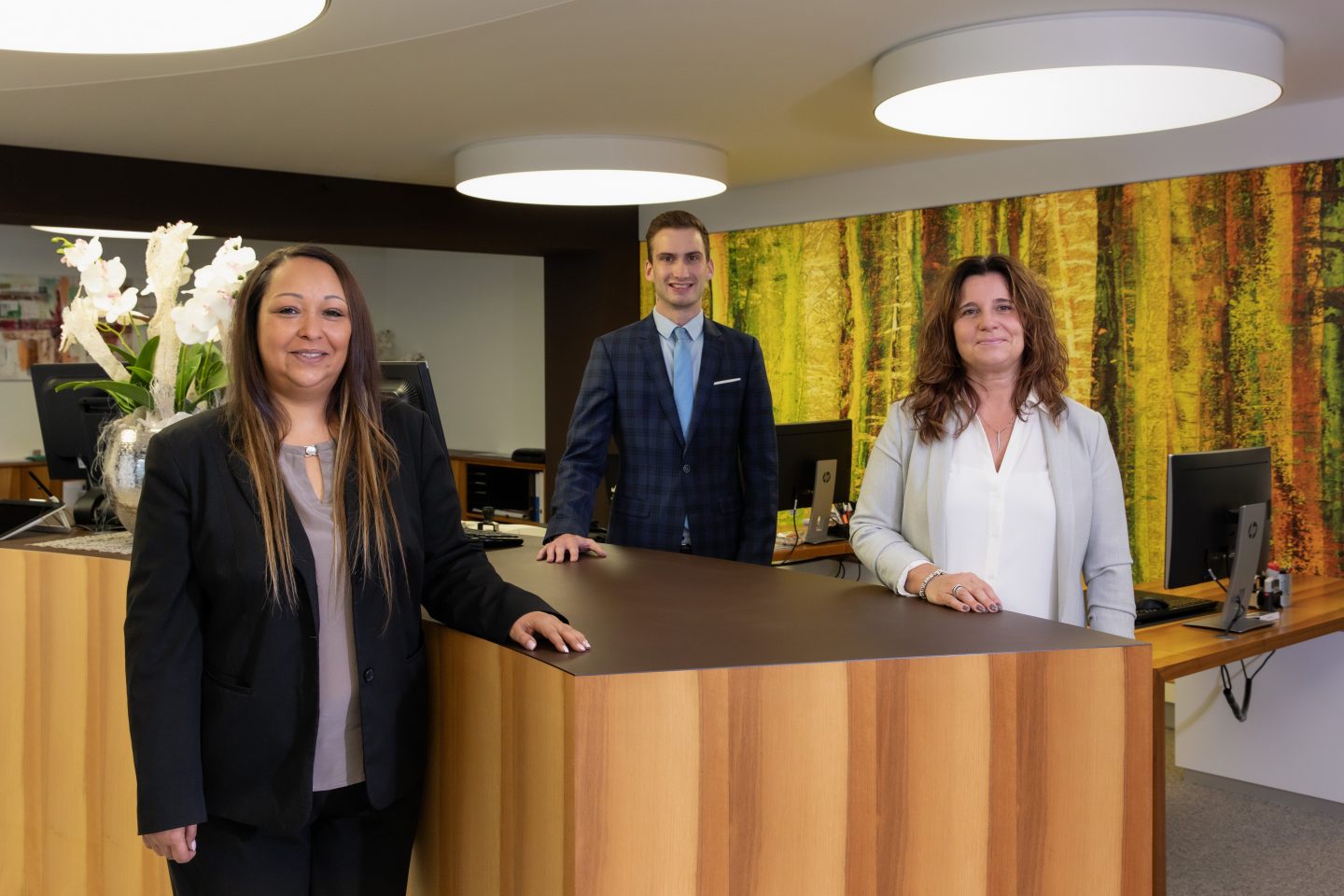 Sandra Stemmer (links) übernimmt die Geschäftsstellenleitung der Raiffeisenbank in Siegershausen und zählt auf die Unterstützung der bestendenden Mitarbeitenden Franziska Meier und Marco Moser.