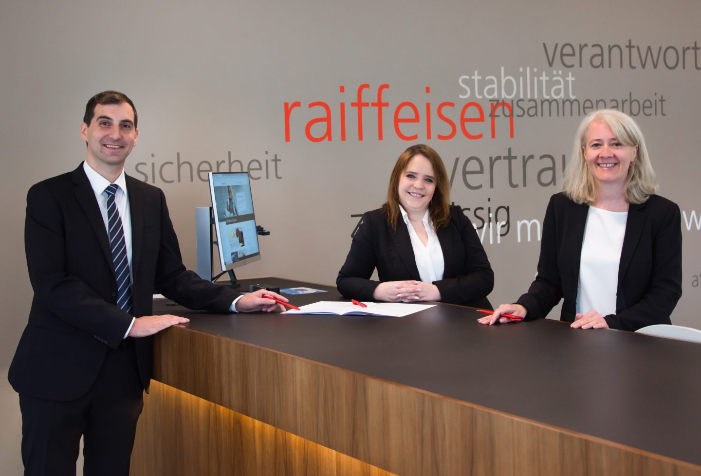 Roger Weibel als neuer Geschäftsstellenleiter betreut zusammen mit Sandra Maier und Nicole Meili die Raiffeisenfiliale in Ermatingen (von links).