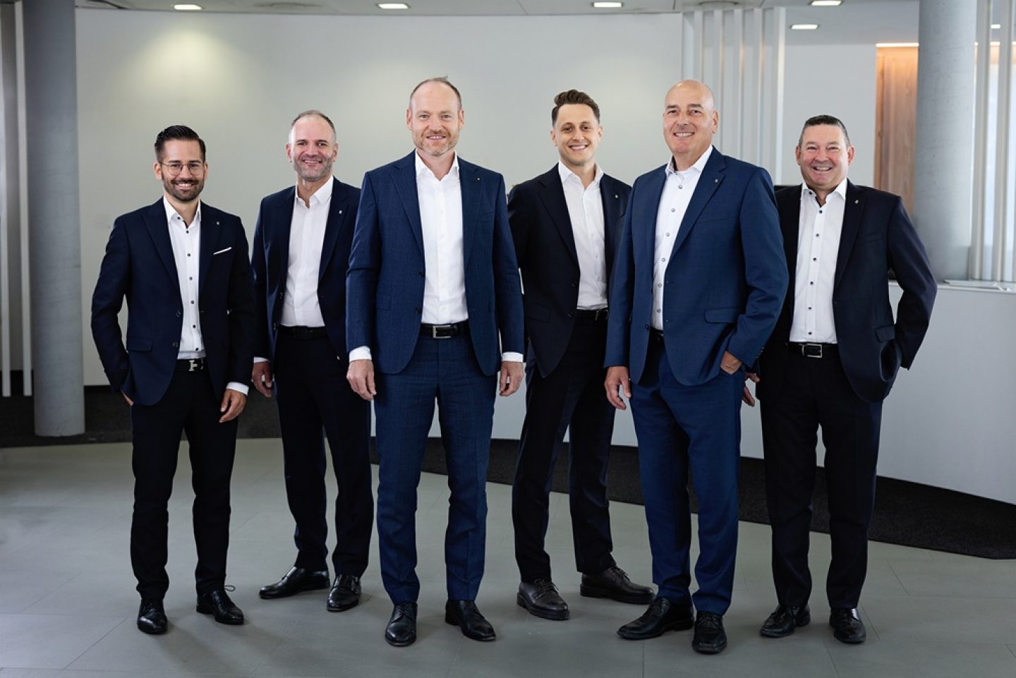 Die Bankleitung und die erweiterte Bankleitung der Raiffeisenbank Tägerwilen. Von links nach rechts: Oliver Francia, Artan Bytyci, Beat Bollinger, Nemanja Maksimovic, Thomas Gerwig und Reto Schmid.