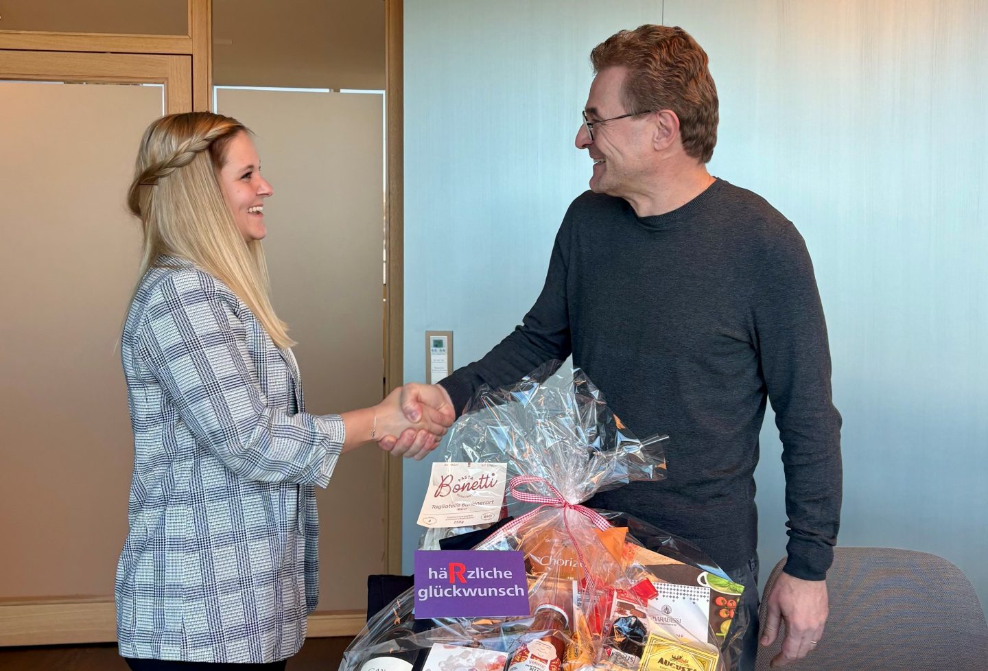 Martina Lüönd gratuliert dem 10'000. Kunden