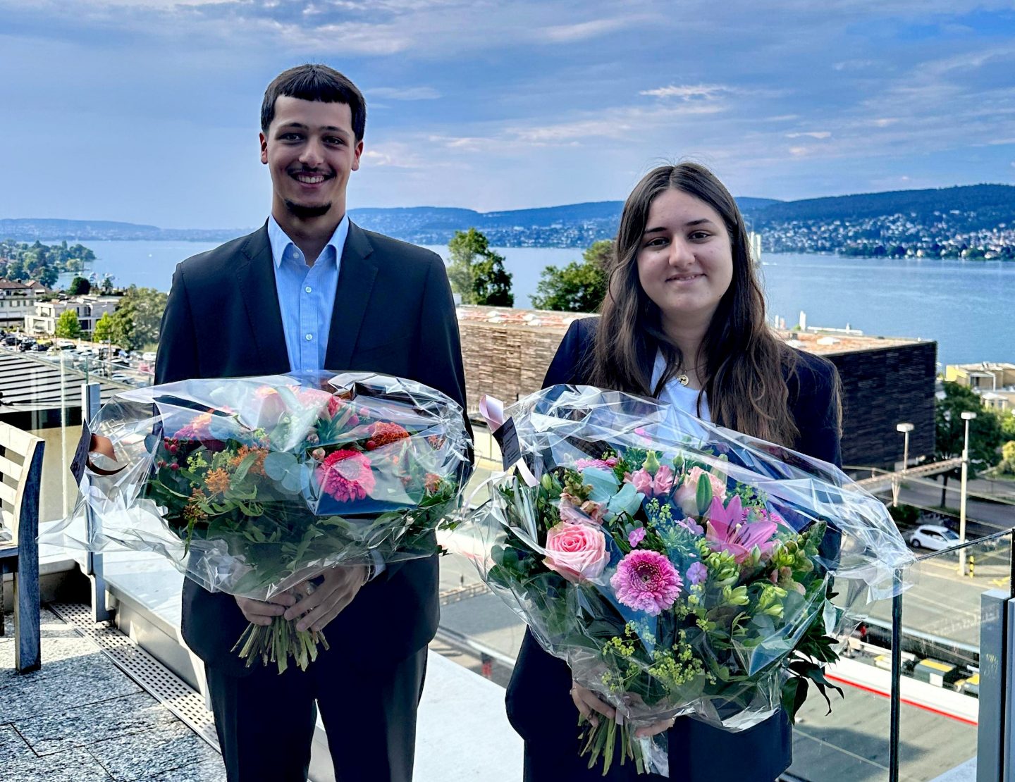 Noah Schilcher (Kaufmann EFZ mit Berufsmatura) und Enya Laub (Kauffrau EFZ) feiern ihren Lehrabschluss 