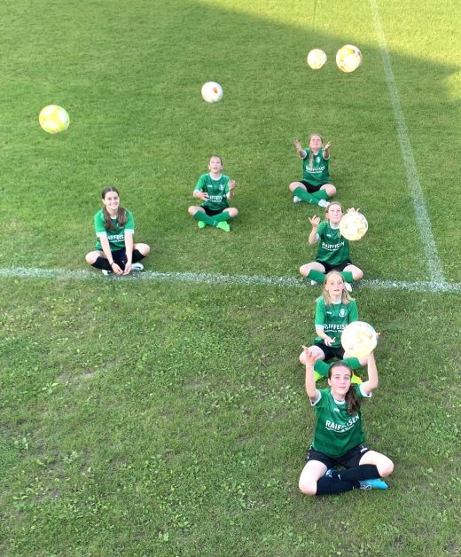 Die D-Juniorinnen symbolisieren die Zahl 1 für das erste Sponsoringjahr.