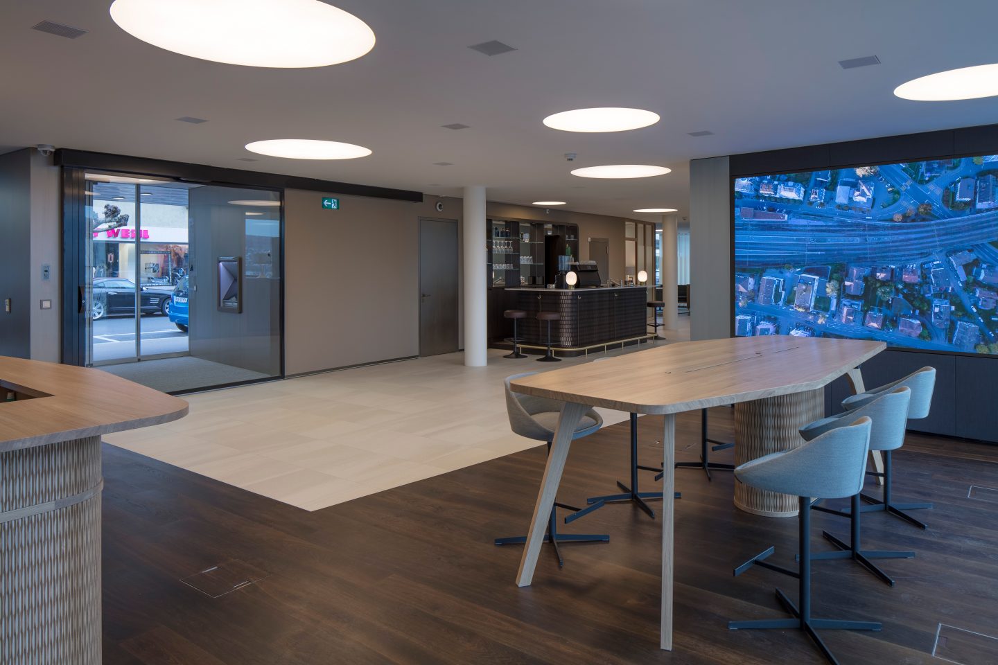 LED-Wand und Learningtisch mit Blick zur Bar